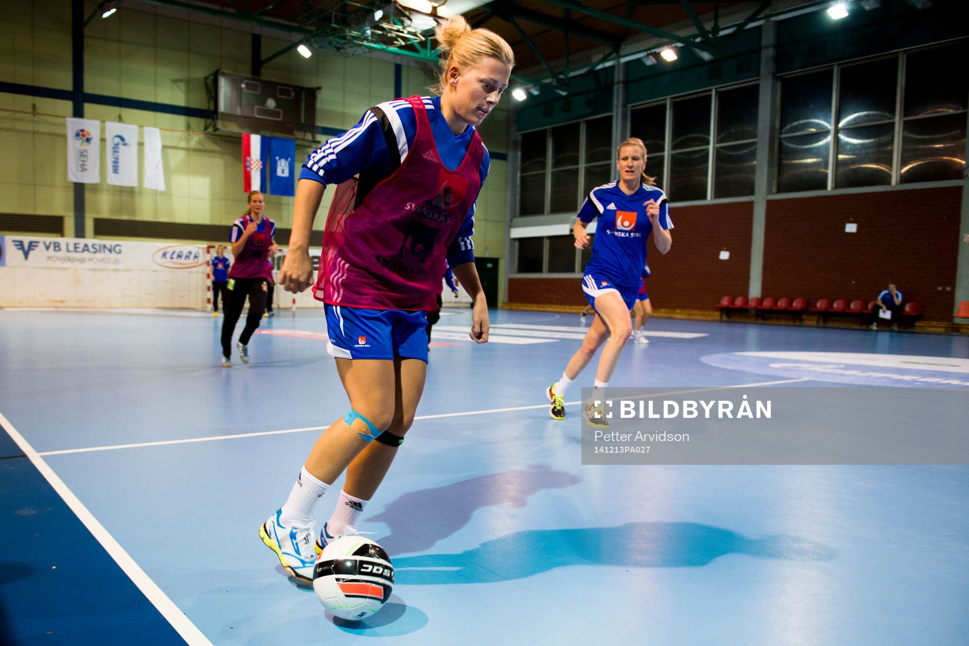 Sveriges Nathalie Hagman spelar fotboll