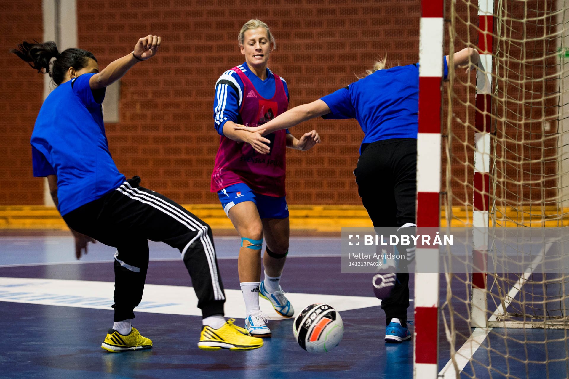 Sveriges Nathalie Hagman (m) spelar fotboll