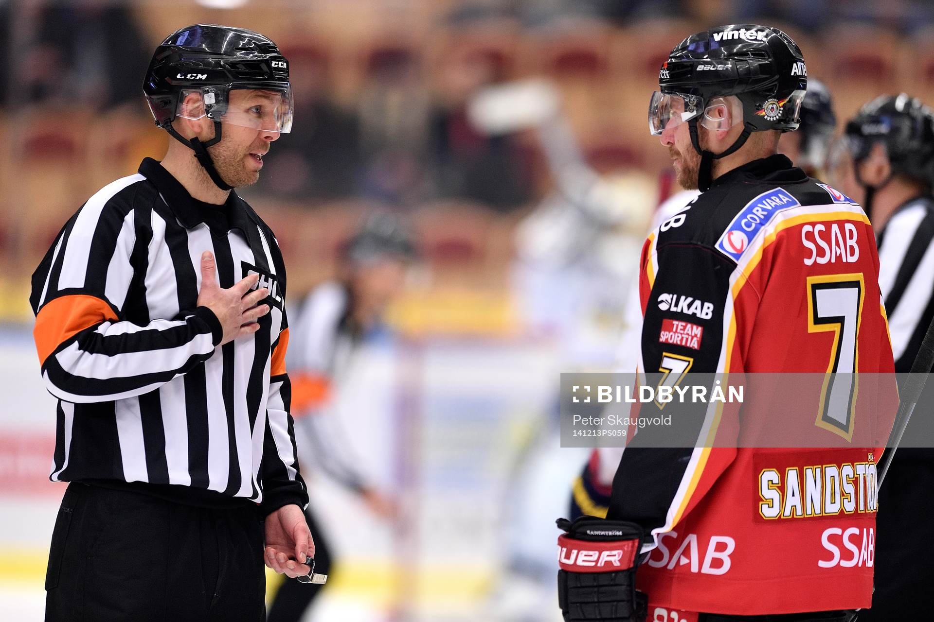 Domare Marcus Linde pratar Luleås Jan Sandström