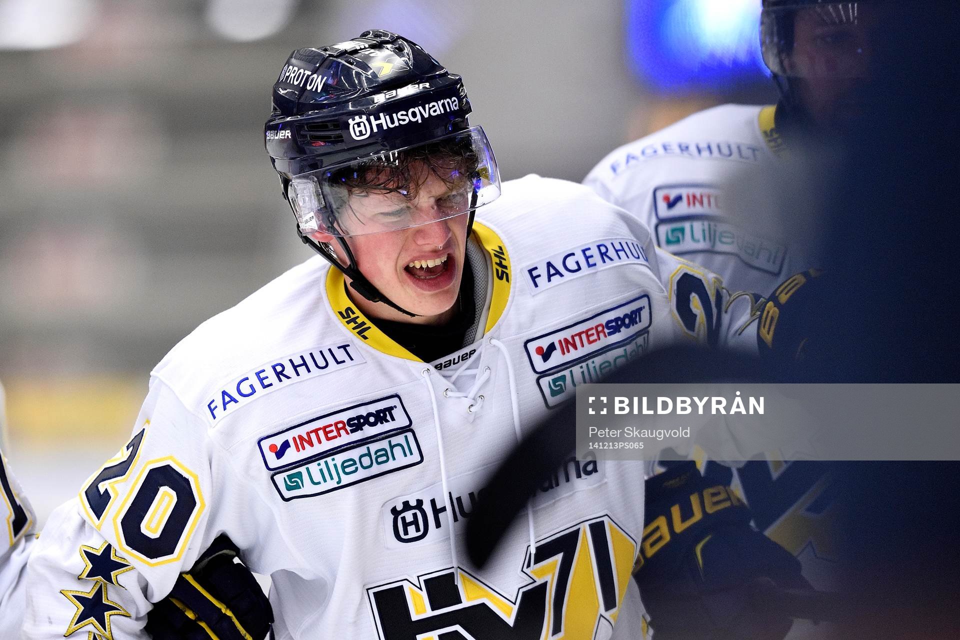 s Lawrence Pilut får hjälp av isen