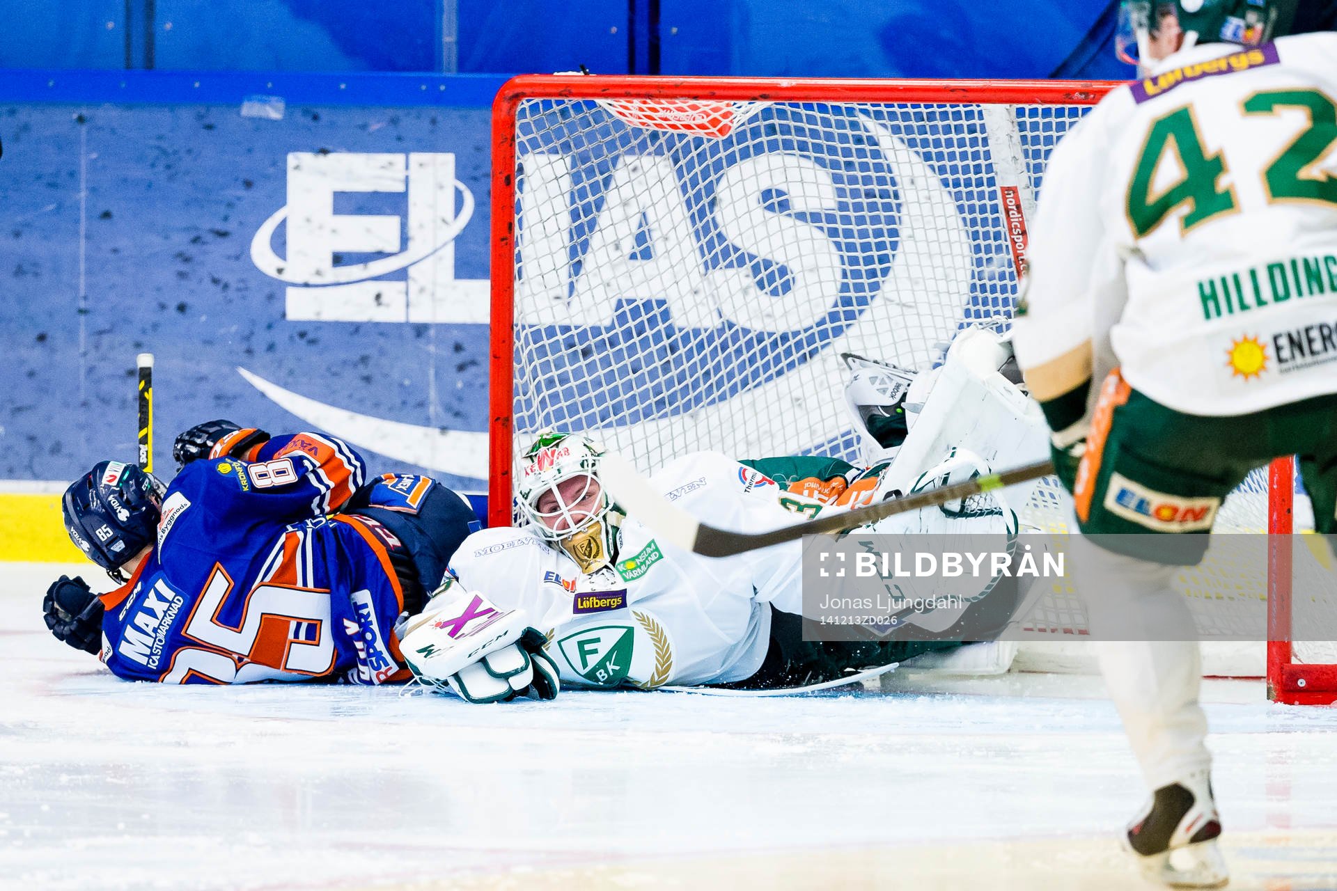 Växjös Liam Reddox klockar med Färjestads målvakt