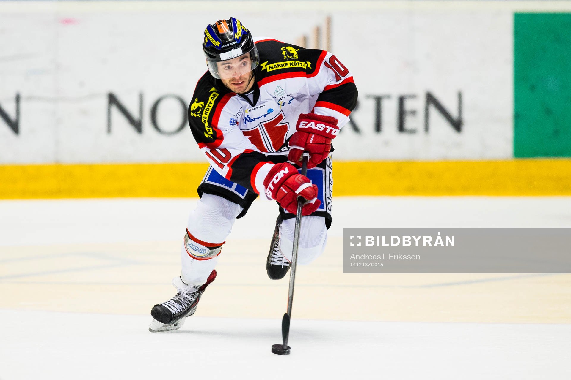 Örebros Derek Ryan med pucken