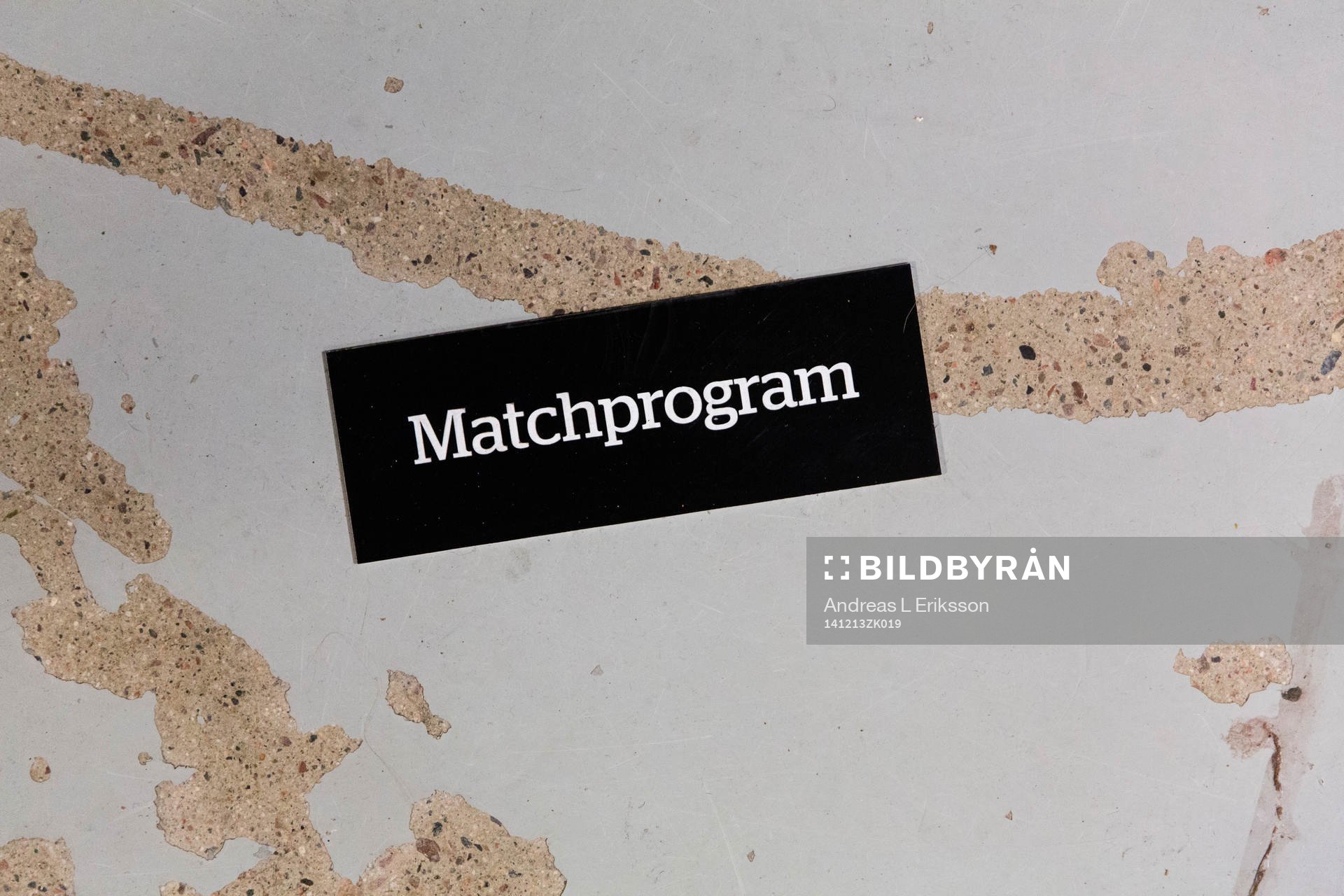 Ett matchprogram ligger slängt på golvet