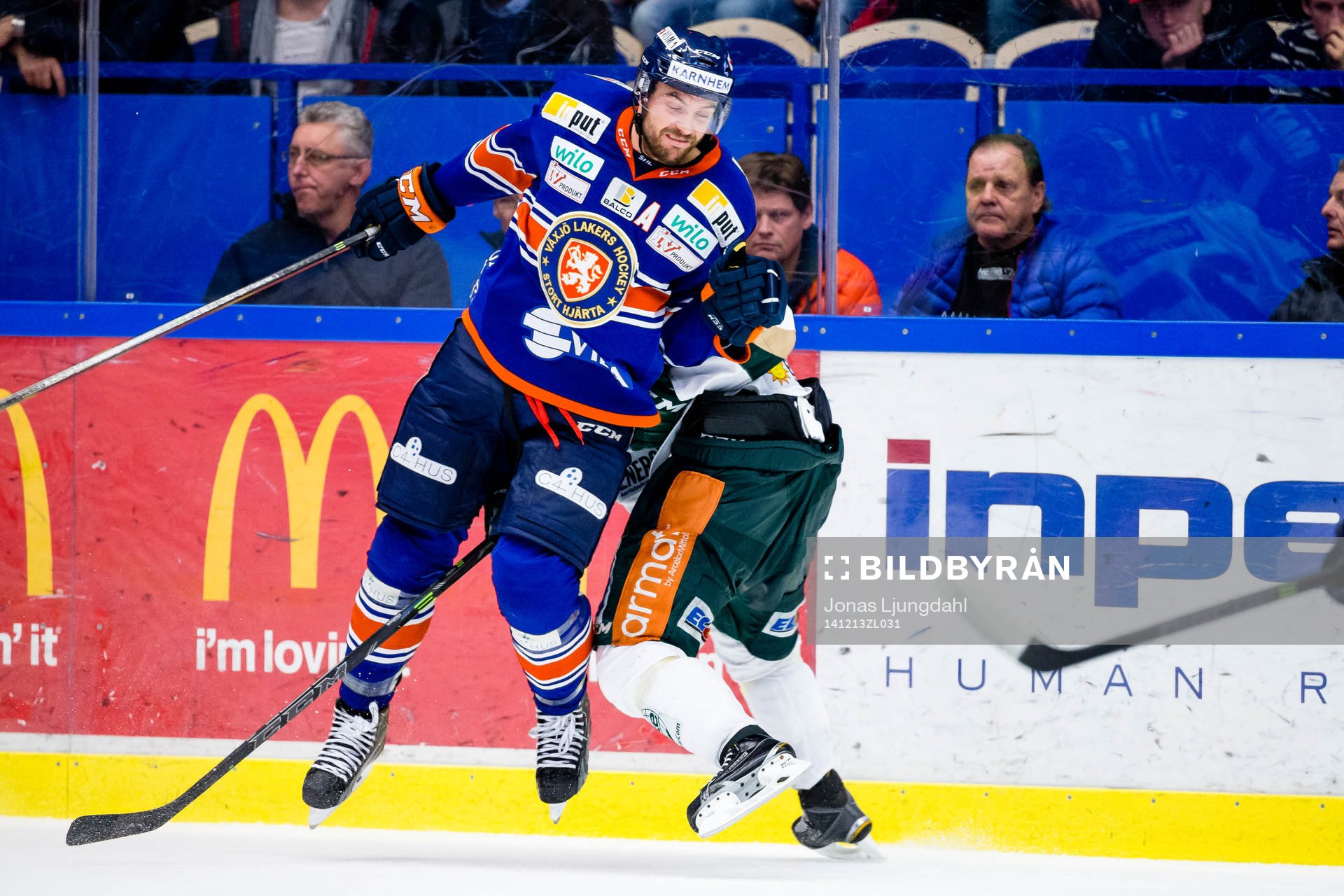 Växjös Noah Welch tacklar Färjestads Joachim Rohdin