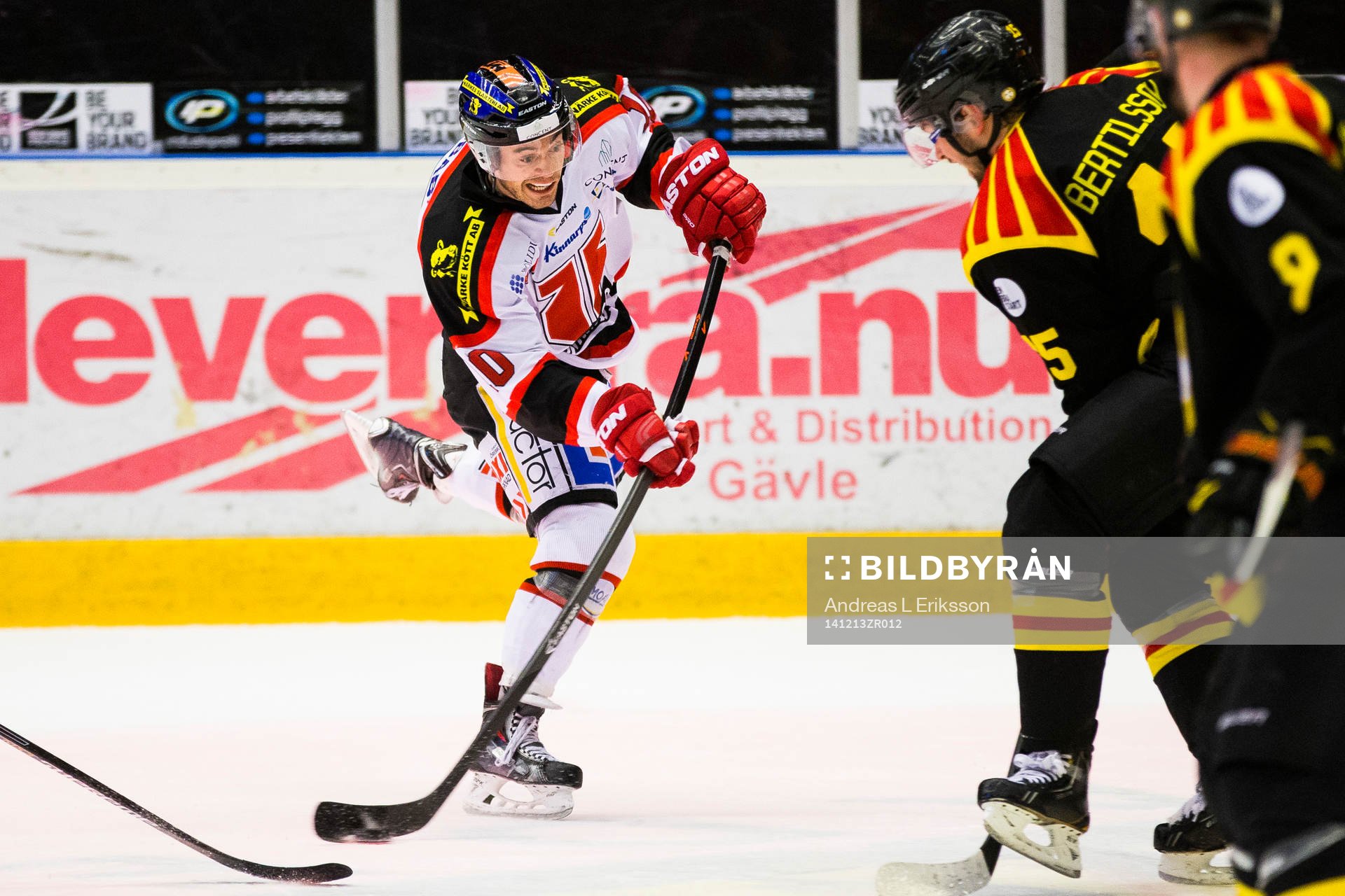 Örebros Derek Ryan med ett skott