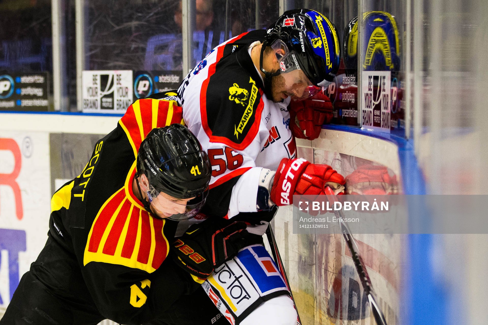 Brynäs Greg Scott och Örebros Johan Wiklander i kamp om