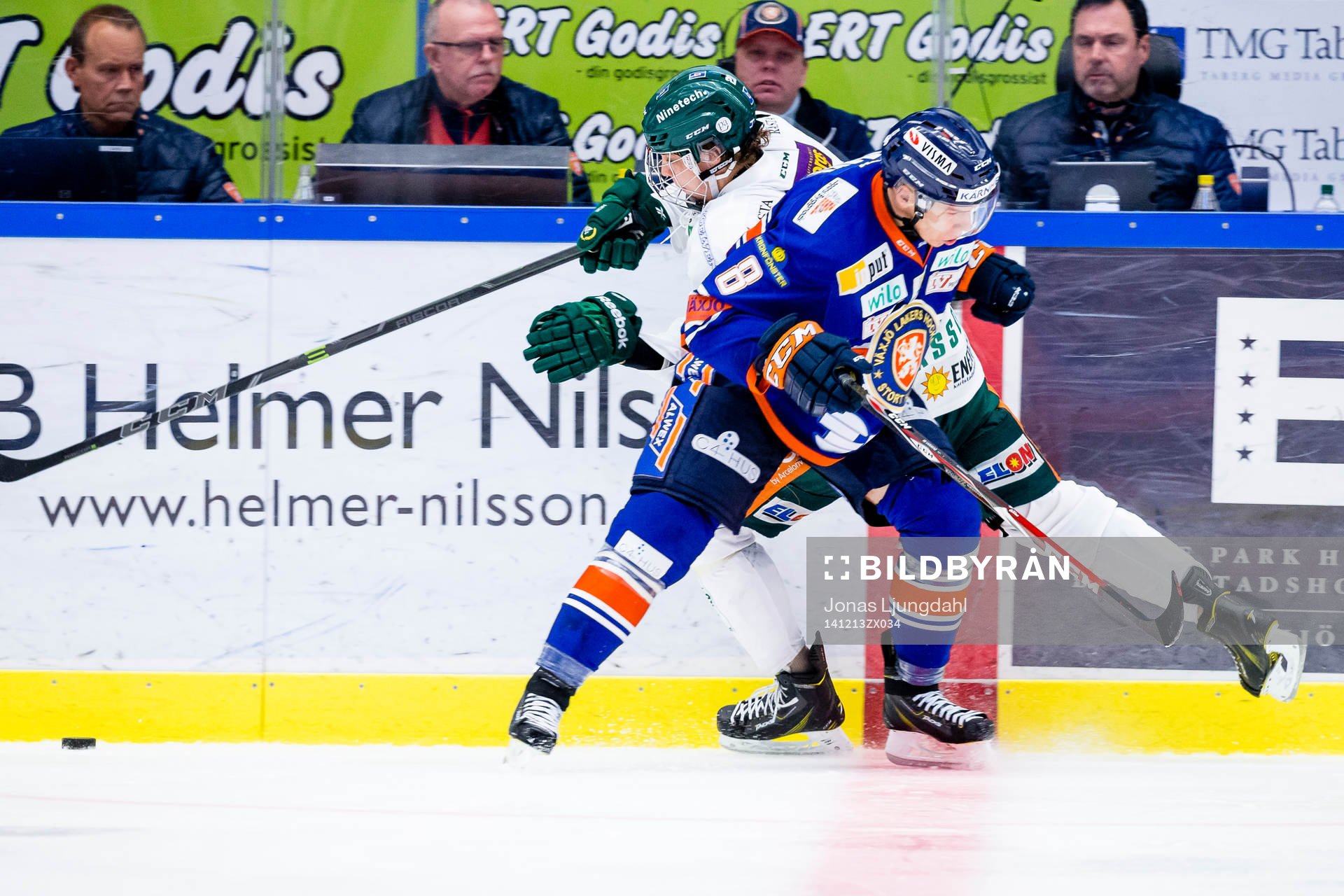 Växjös Ville Varakas tacklar Färjestads Jakub Klepis