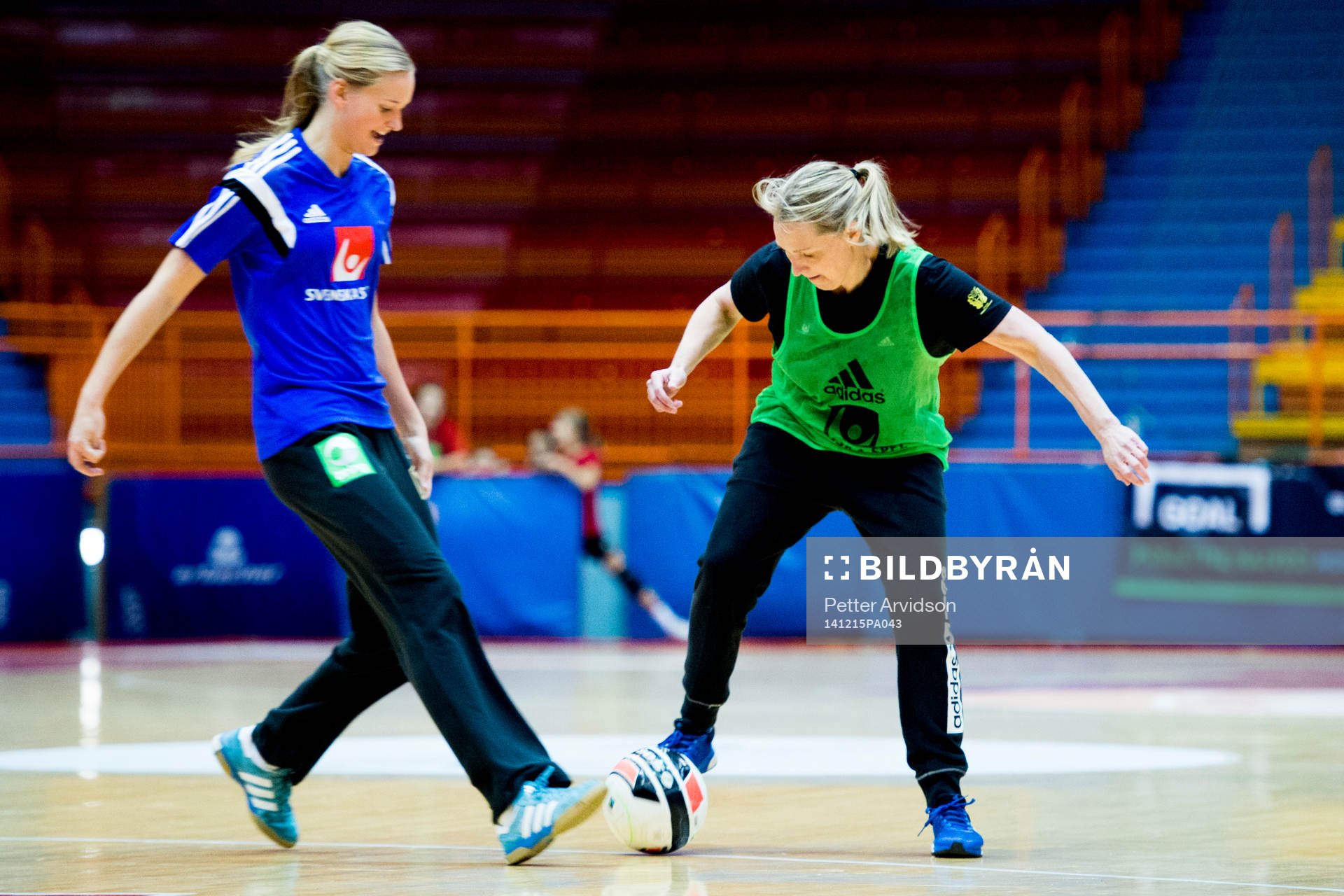 Sveriges målvakt Johanna Bundsen och förbundskapten Helle
