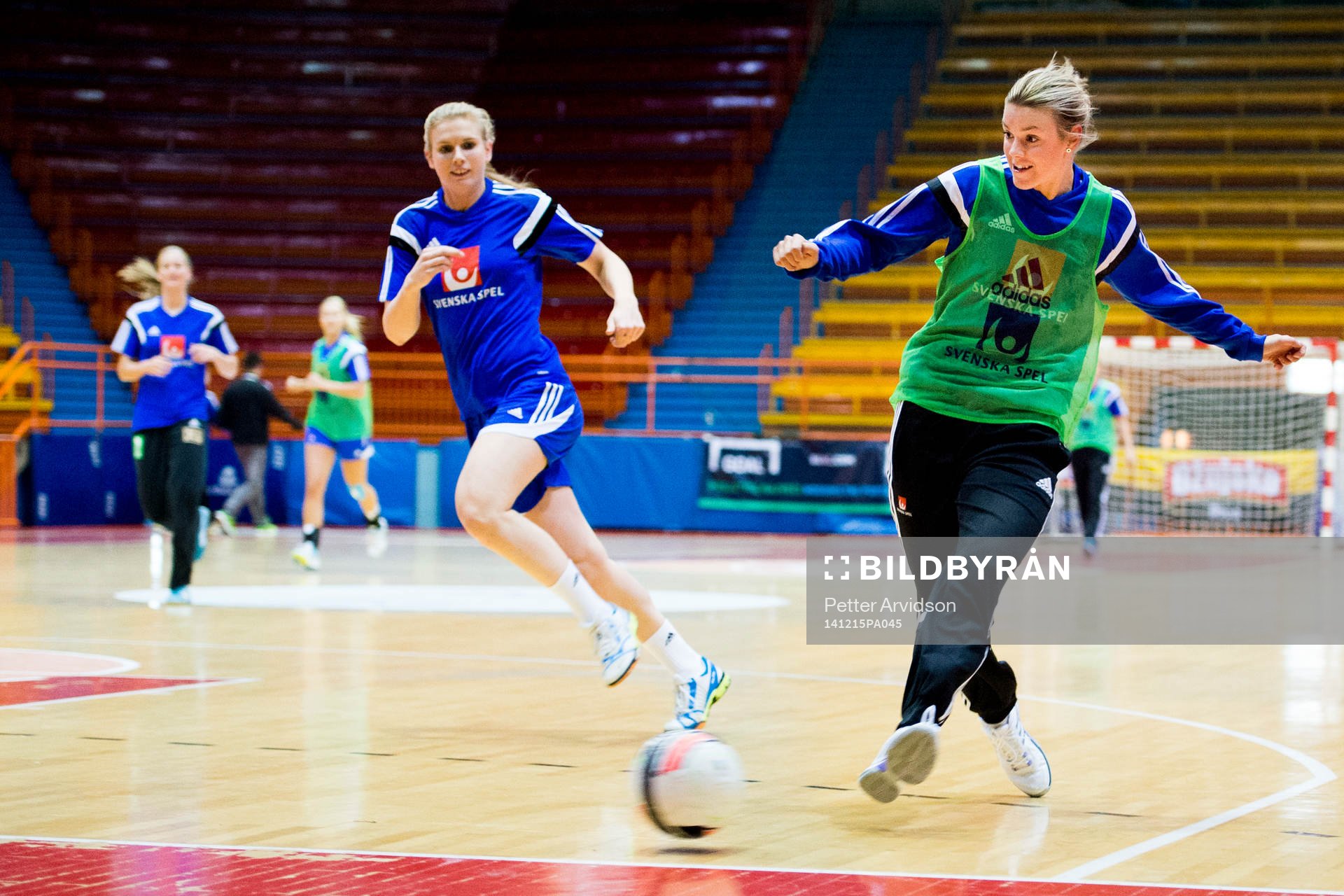 Sveriges Hanna Fogelström och Jenny Alm spelar fotboll