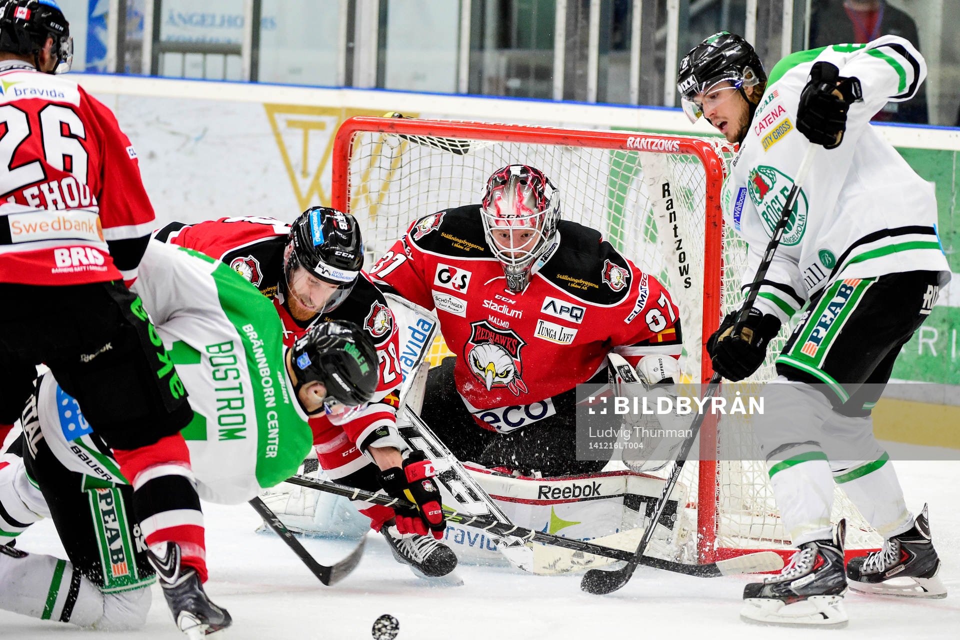 Rögles Justin Bostrom faller framför Malmö Redhawks