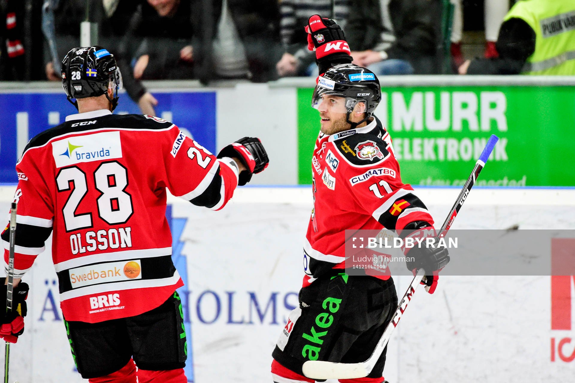 Malmö Redhawks Joey Tenute och Jens Olsson jublar