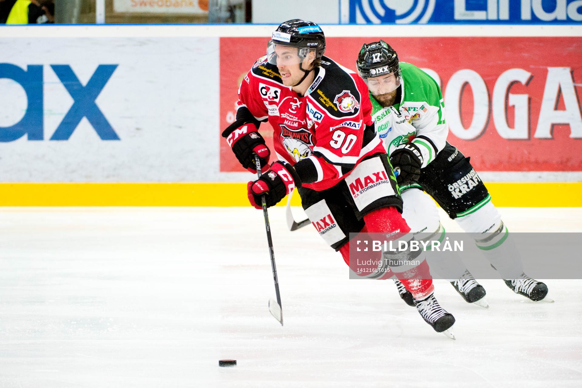 Malmö Redhawks Mattias Persson jagas av Rögles Taylor