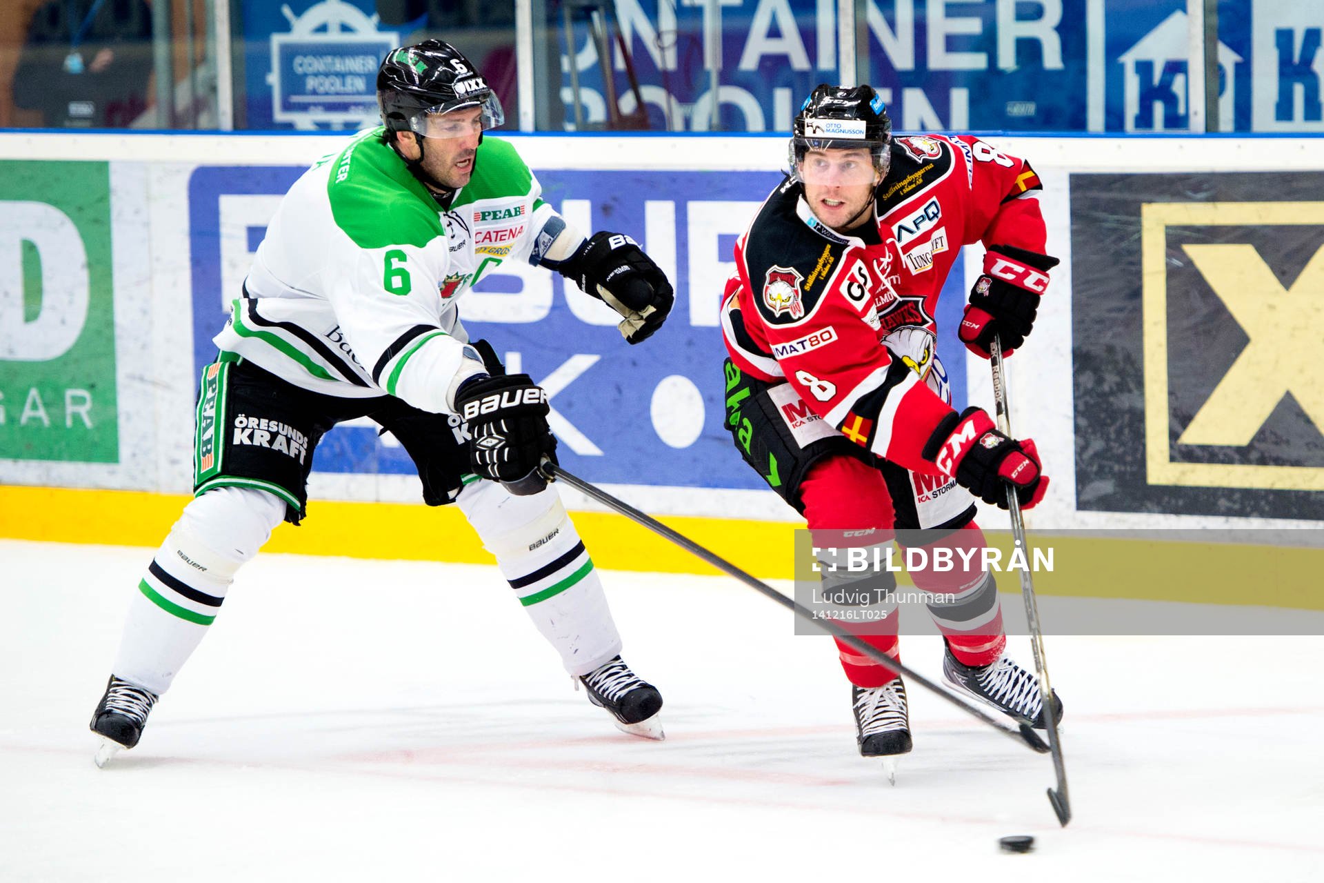 Rögles Andreas Lilja jagar Malmö Redhawks Tony Romano