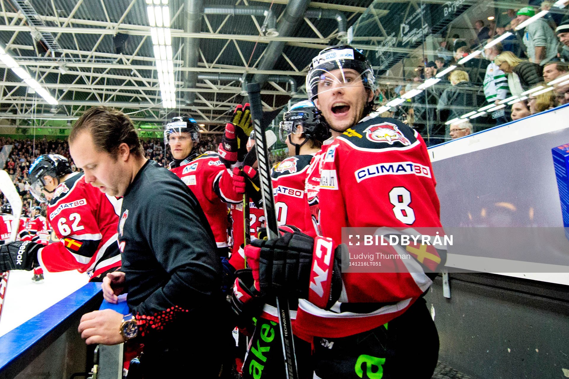 Malmö Redhawks Tony Romano jublar på bänken