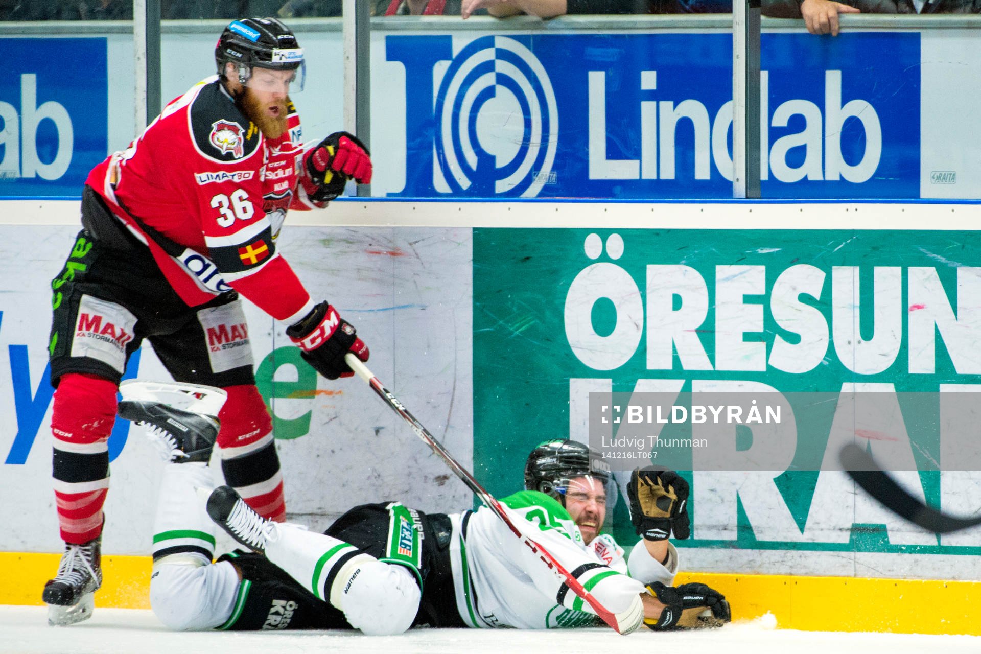Malmö Redhawks David Liffiton tacklar Rögles Peter LeBlanc
