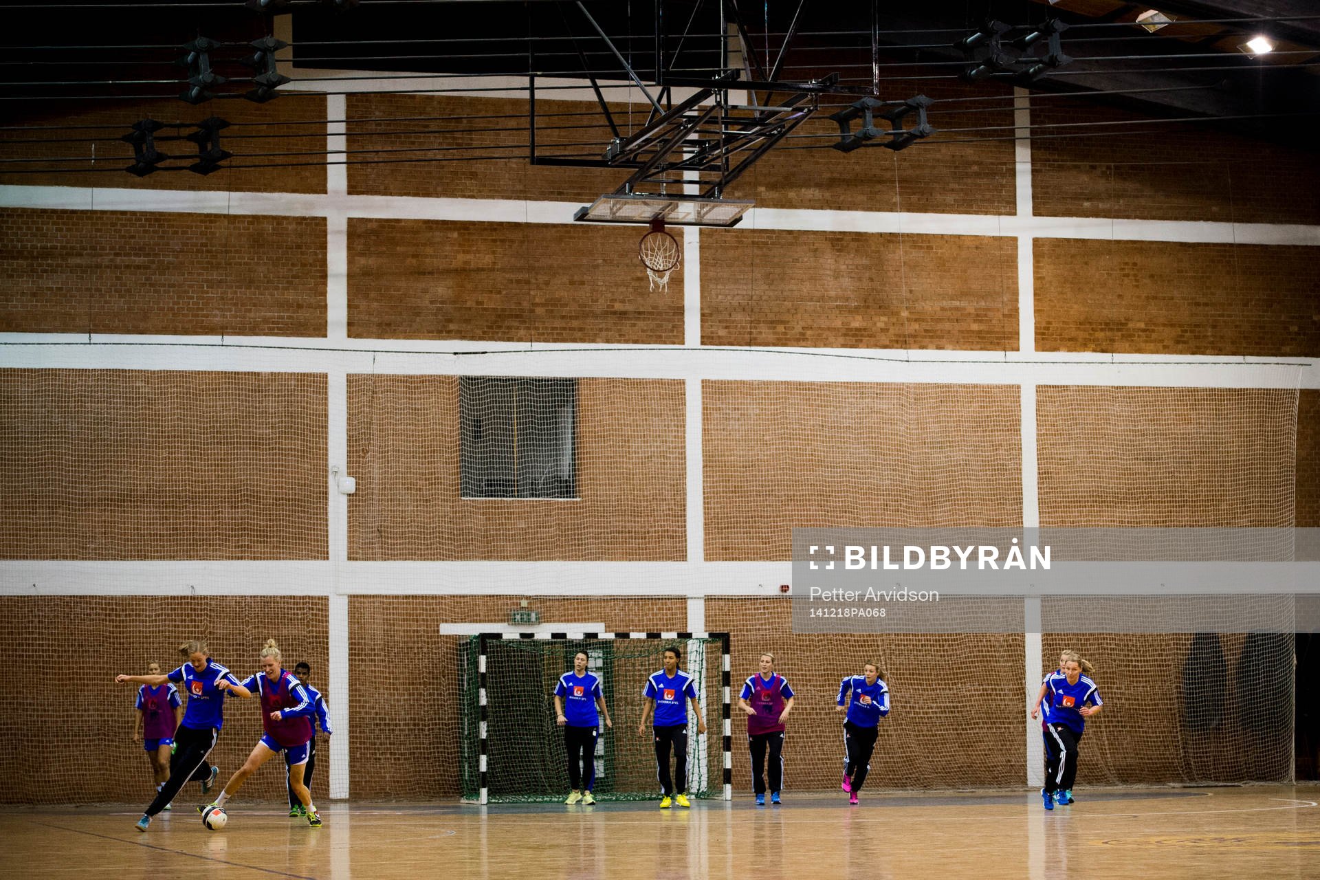 Sveriges spelare spelar fotboll under en träning under EM den 18 december 2014 i Budapest. 