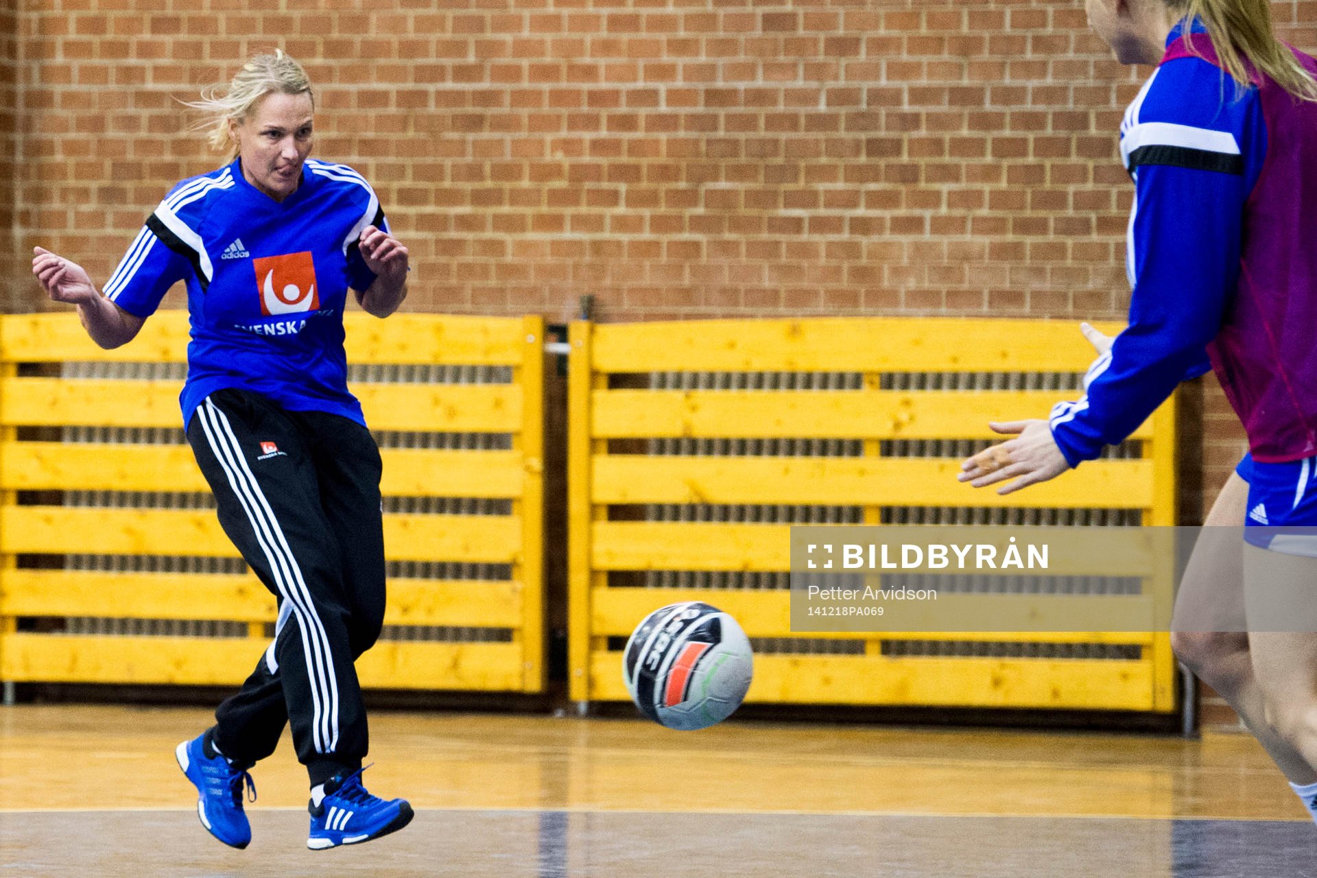 Sveriges förbundskapten Helle Thomsen spelar fotboll
