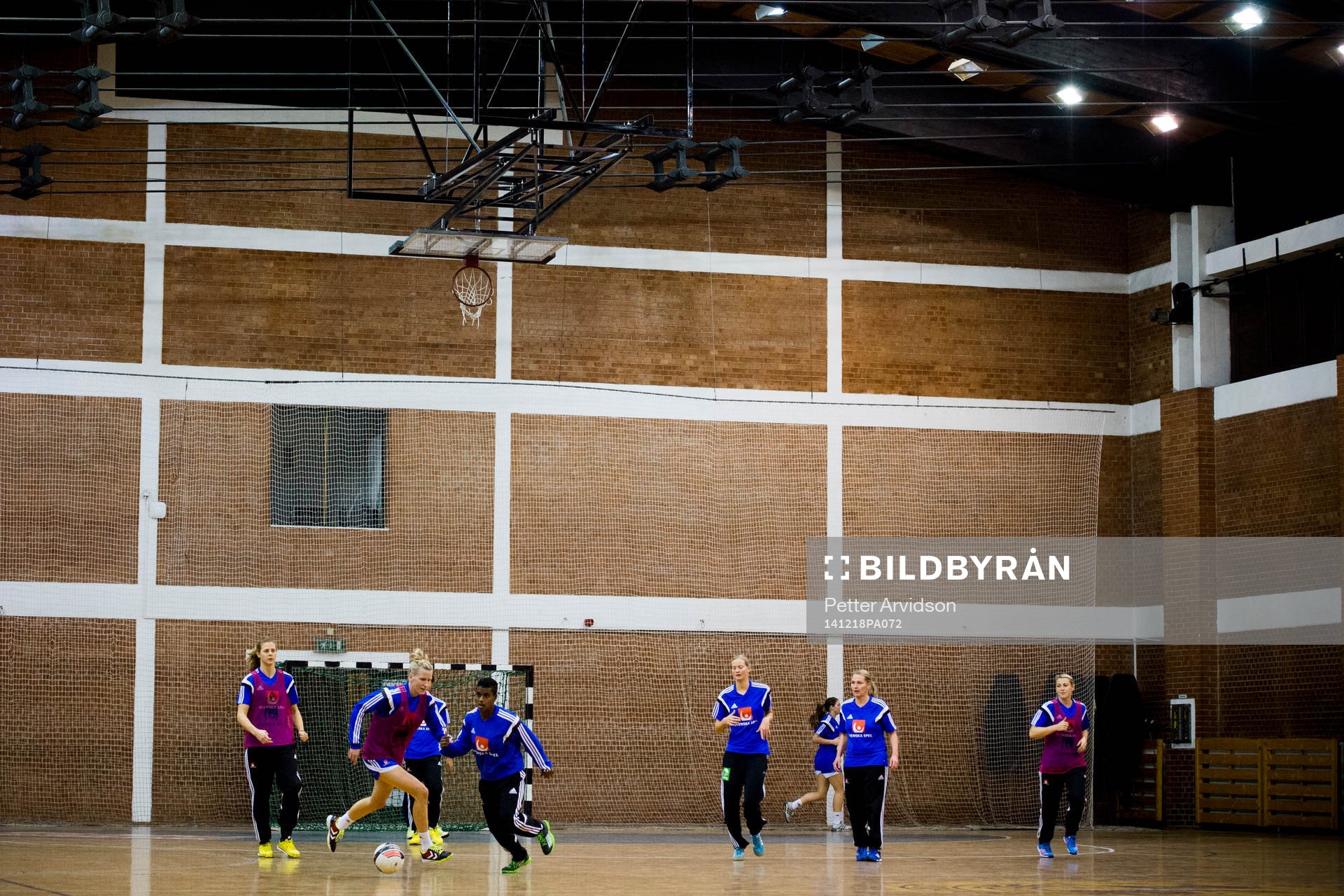 Sveriges spelare spelar fotboll
