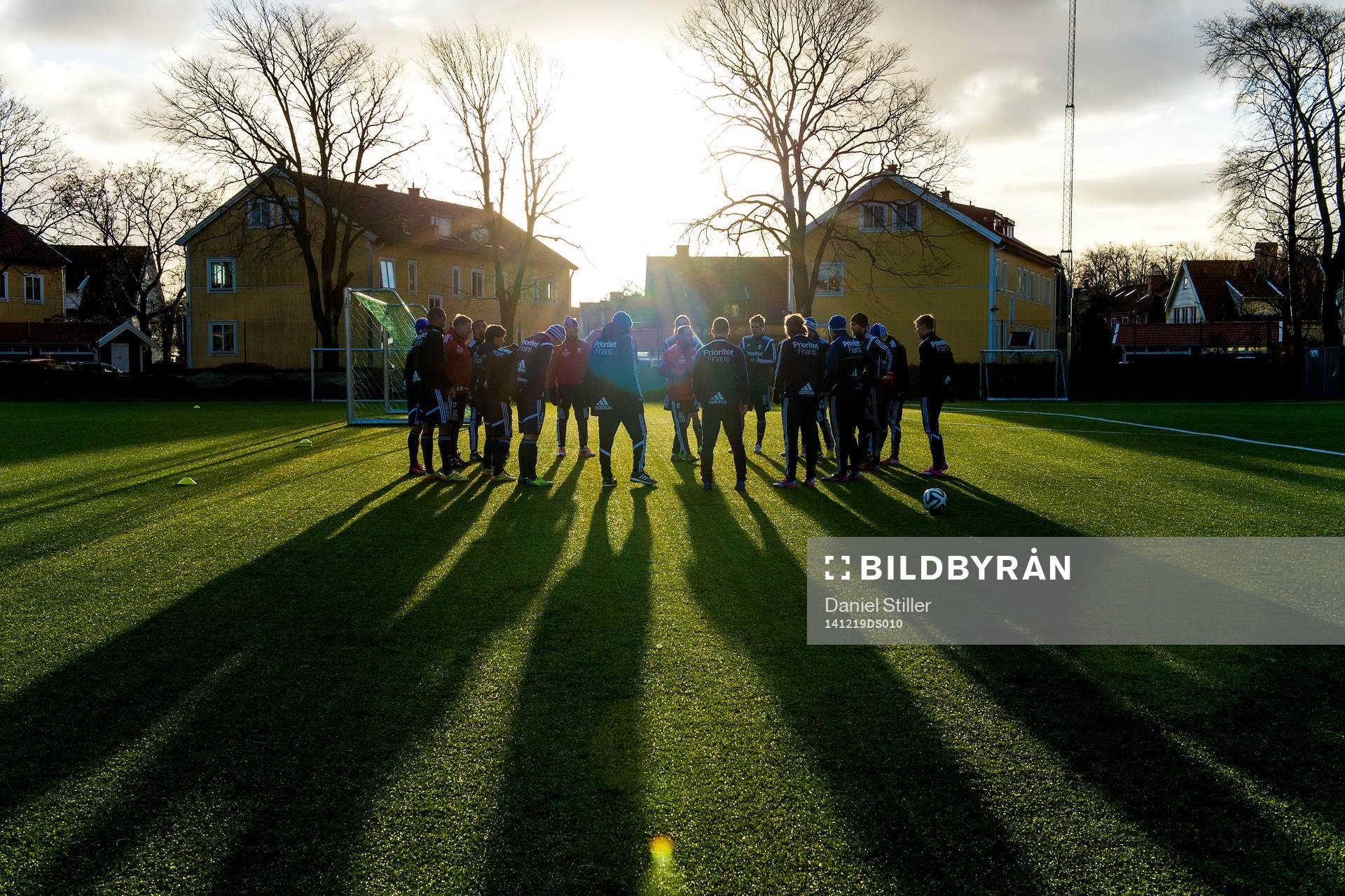 Laget samlas upp under en träning med IFK Göteborg den 19 december 2014 i Göteborg.