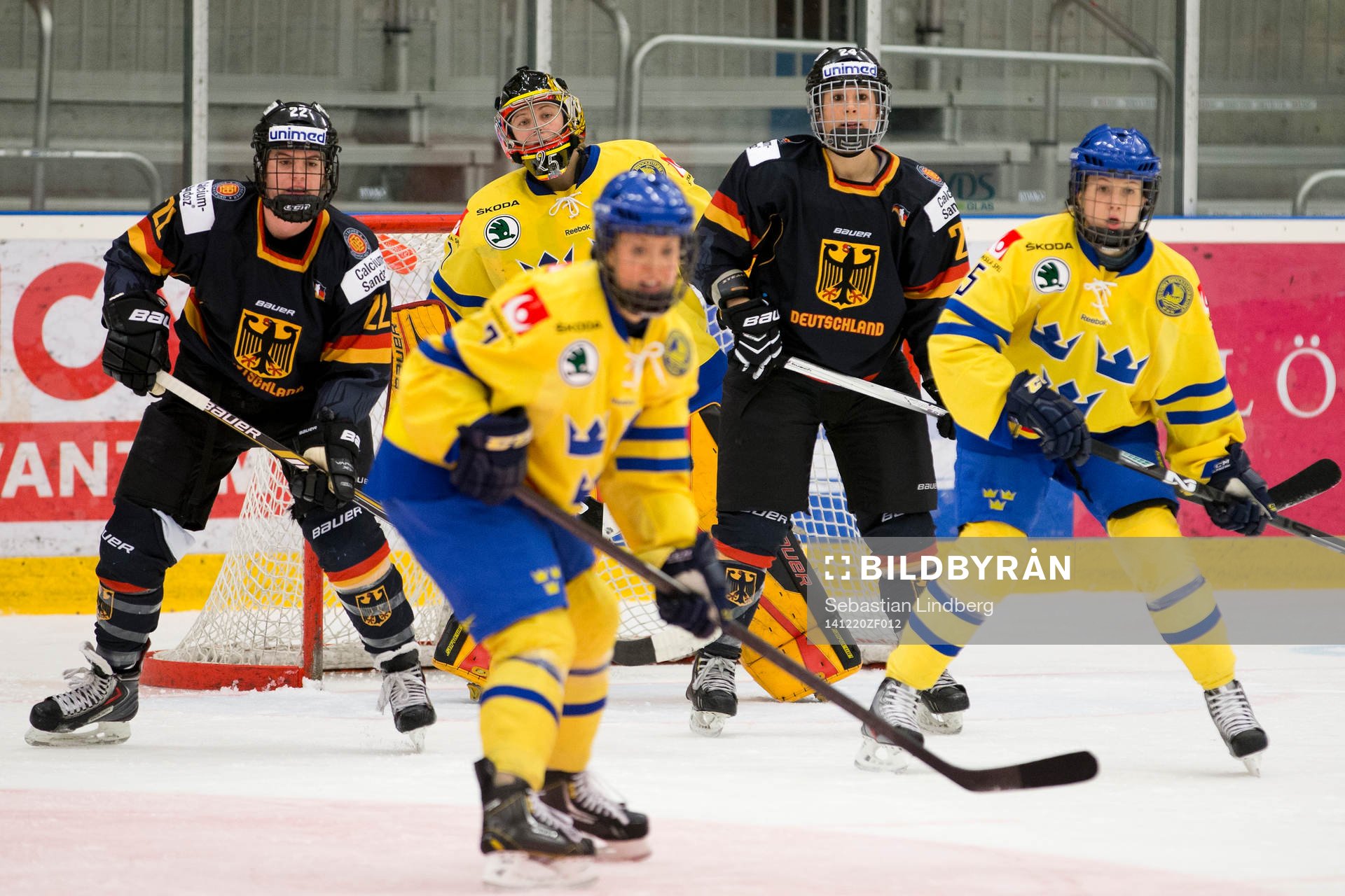 Sveriges målvakt Sara Grahn försöker få koll på pucken