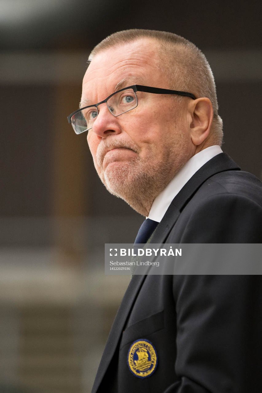 Sveriges förbundskapten Leif Boork ser bekymrad ut