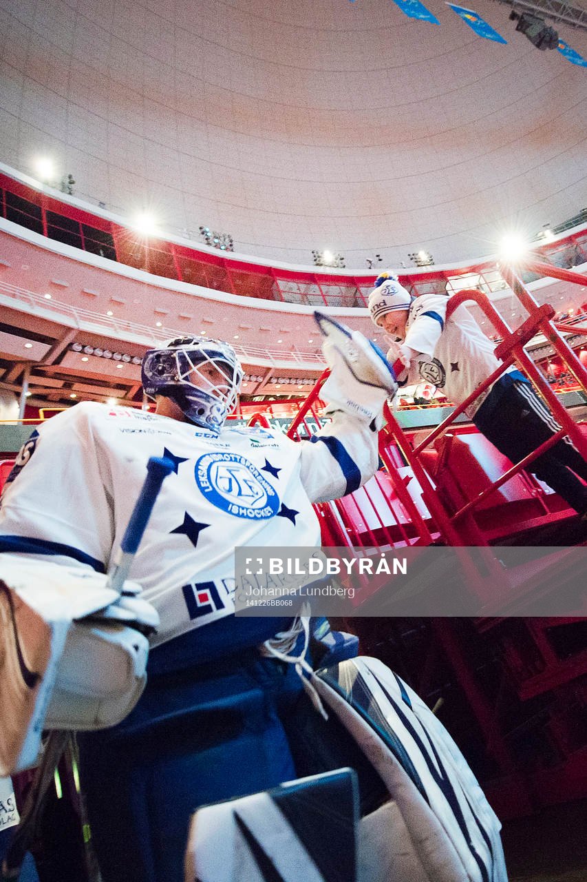 Leksands målvakt Joakim Lundström hälsar på en supporter