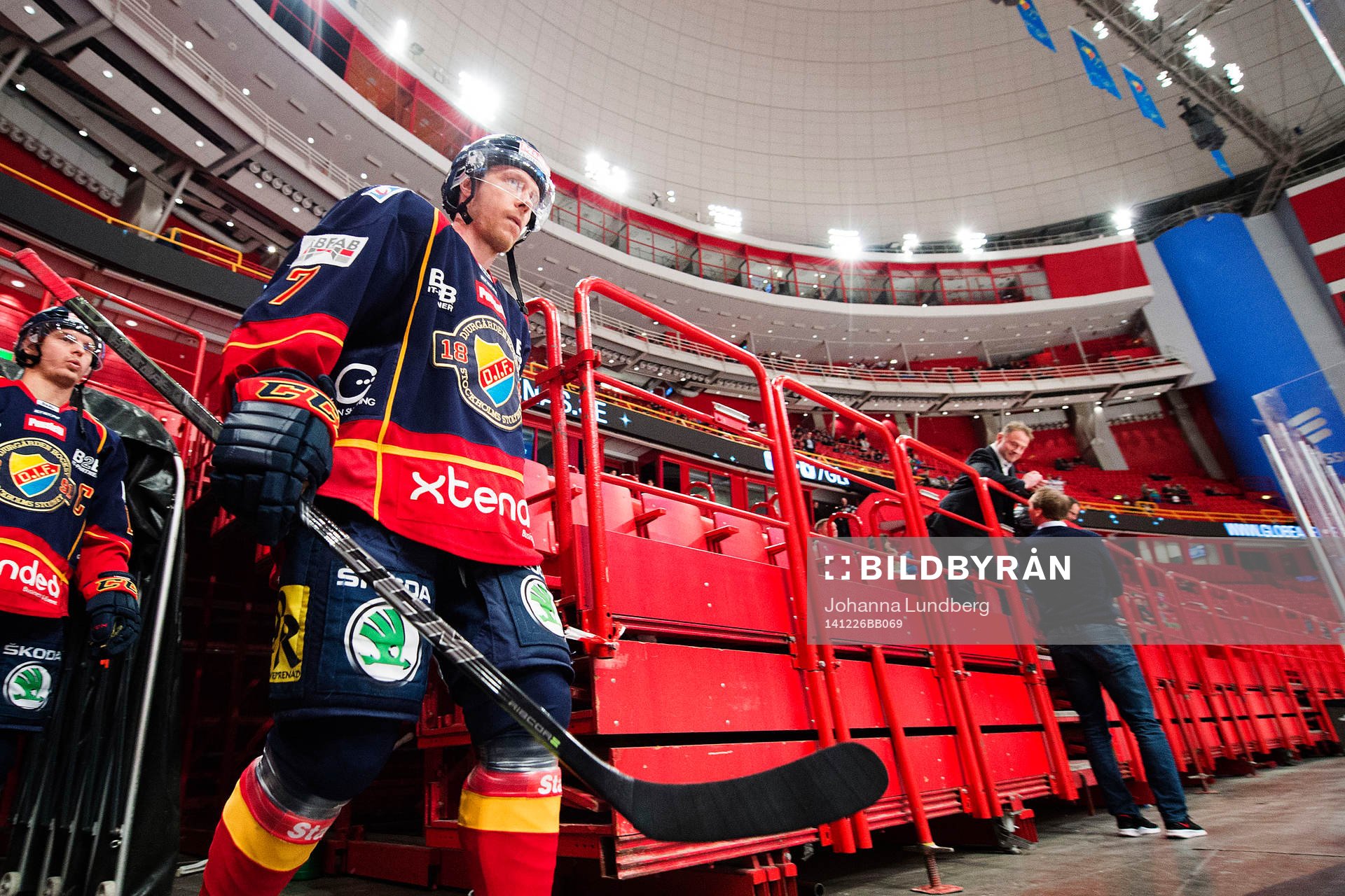Djurgårdens Sebastian Lauritzen på väg in på isen