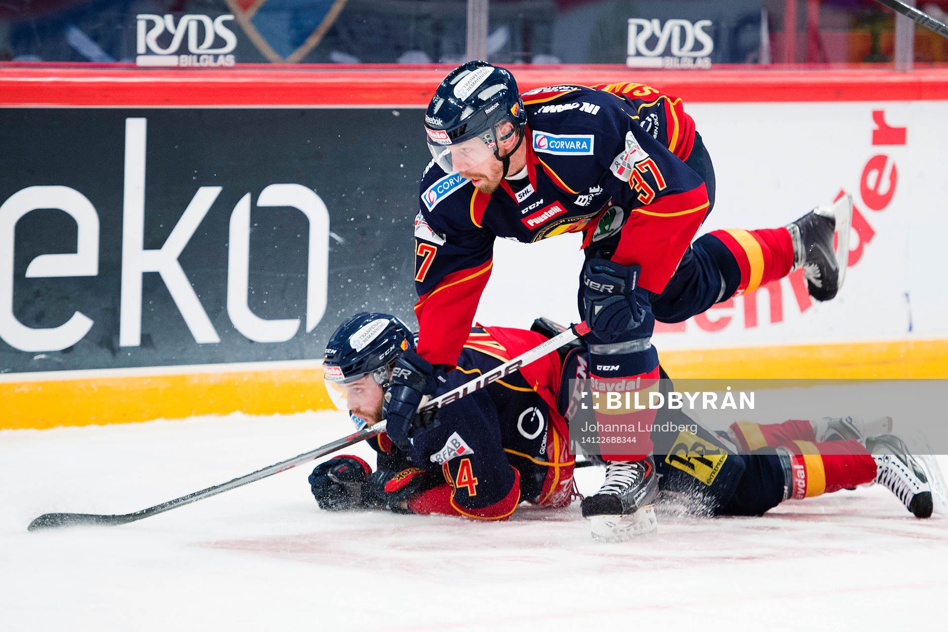 Djurgårdens Mattias Guter och Mikael Samuelsson kolliderar