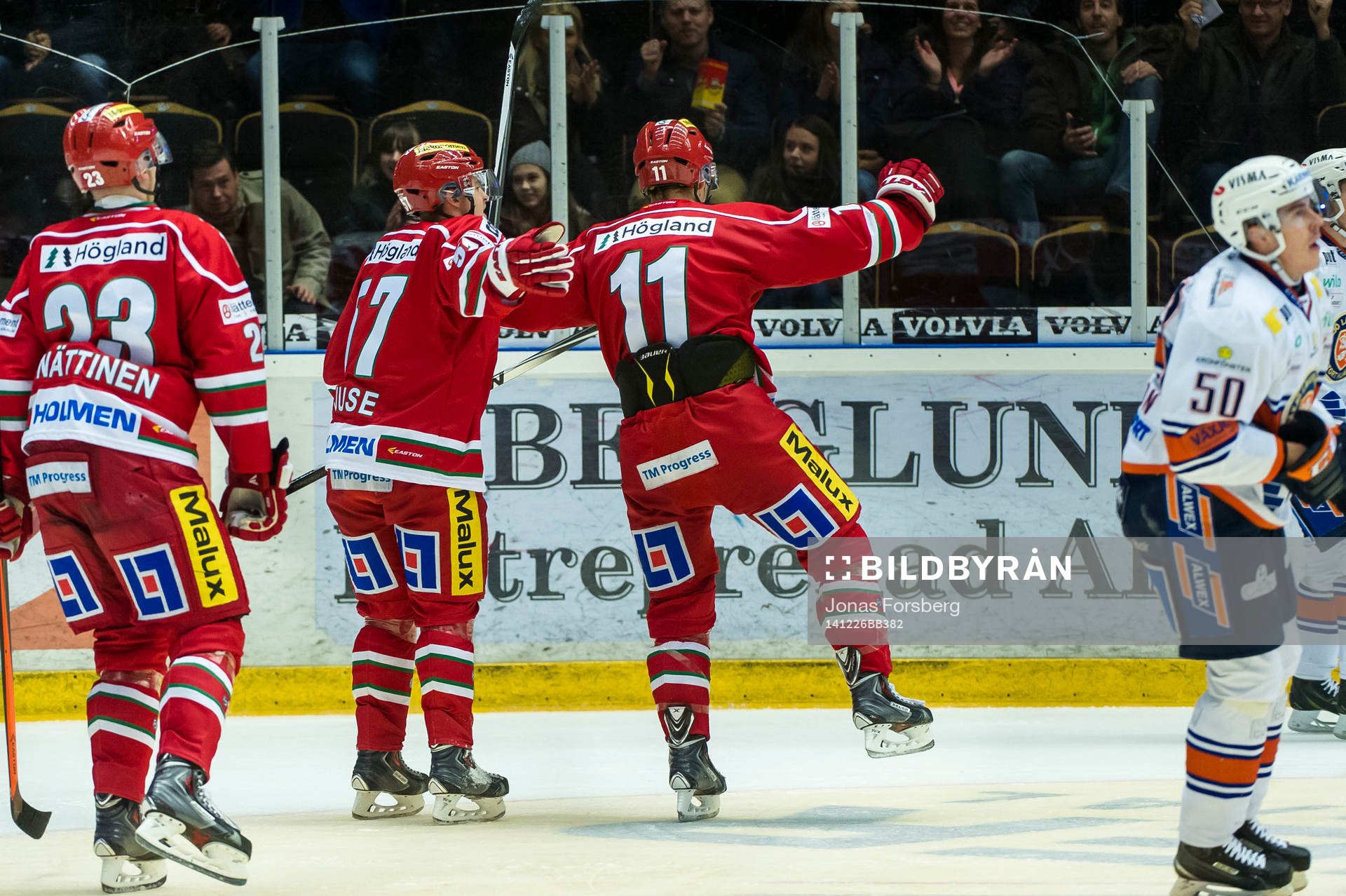 Modos Simon Önerud  sätter 3-1 målet och jublar ihop med