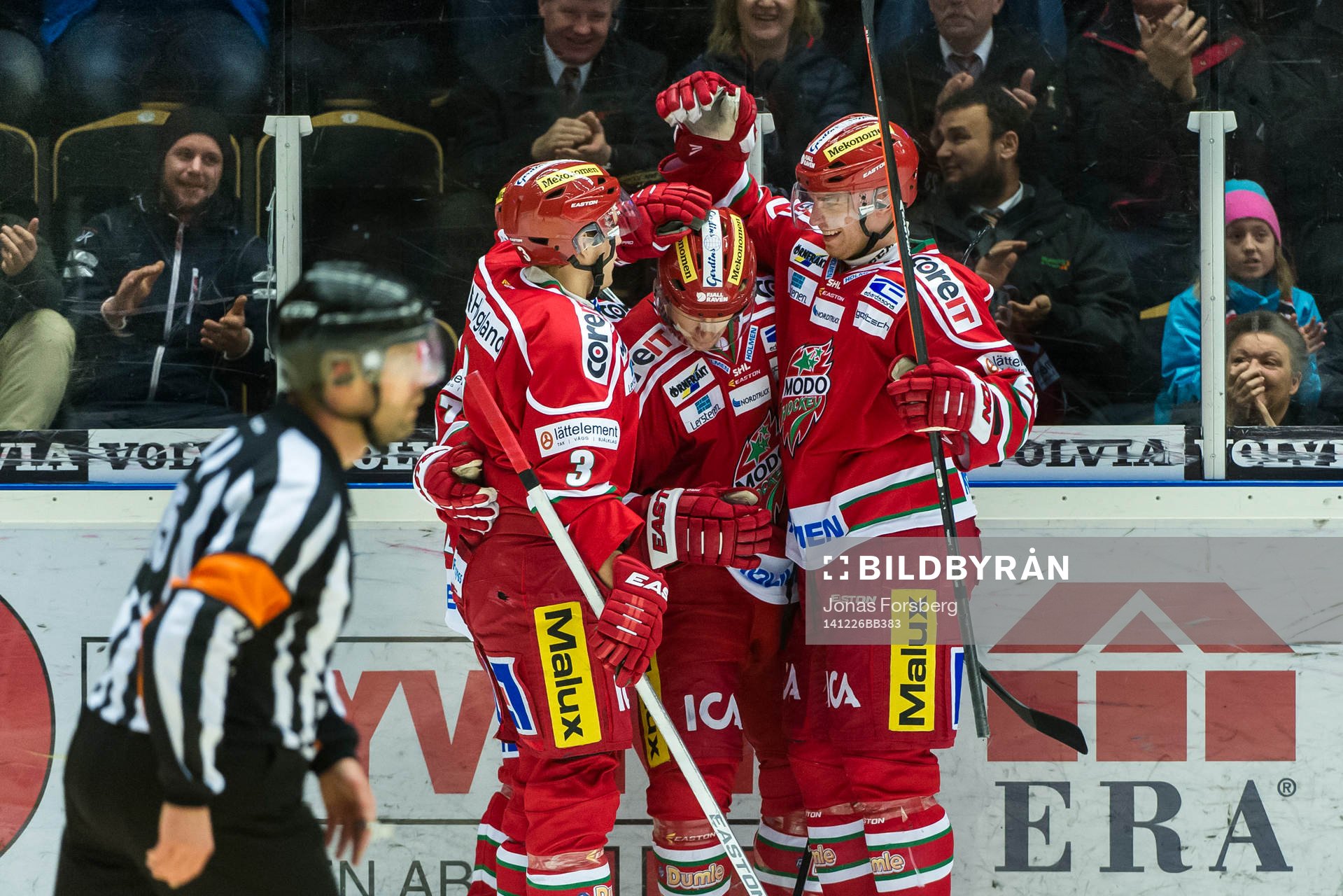 Modos Simon Önerud sätter 3-1 målet och jublar ihop med