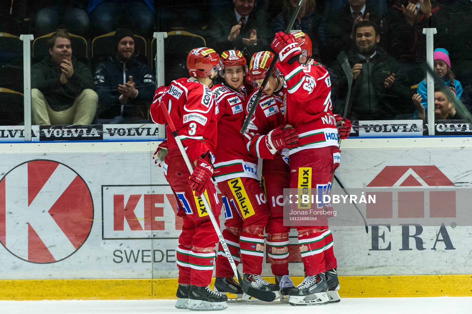 Modos Simon Önerud sätter 3-1 målet och jublar ihop med