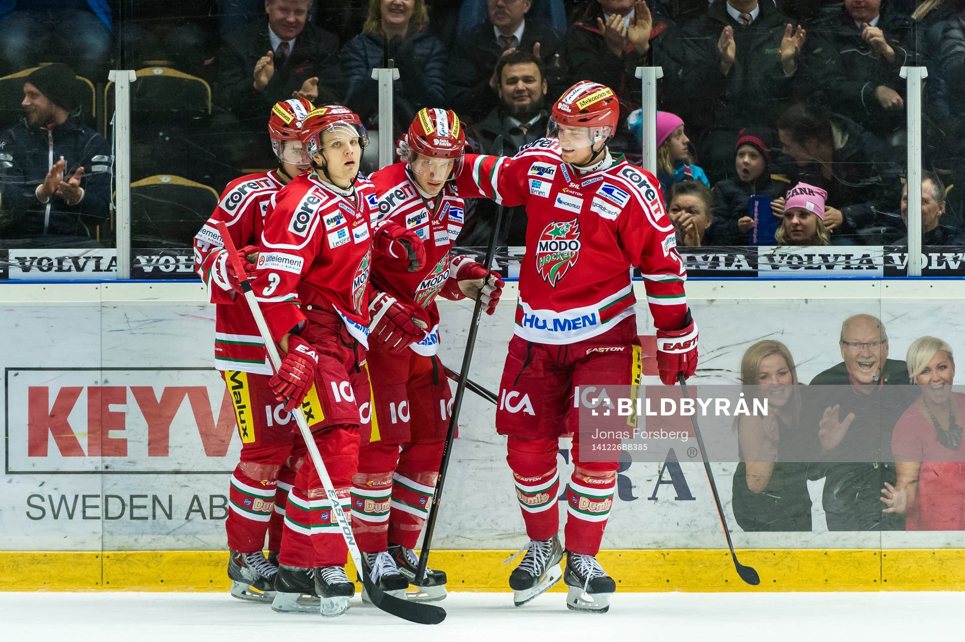 Modos Simon Önerud sätter 3-1 målet och jublar ihop med