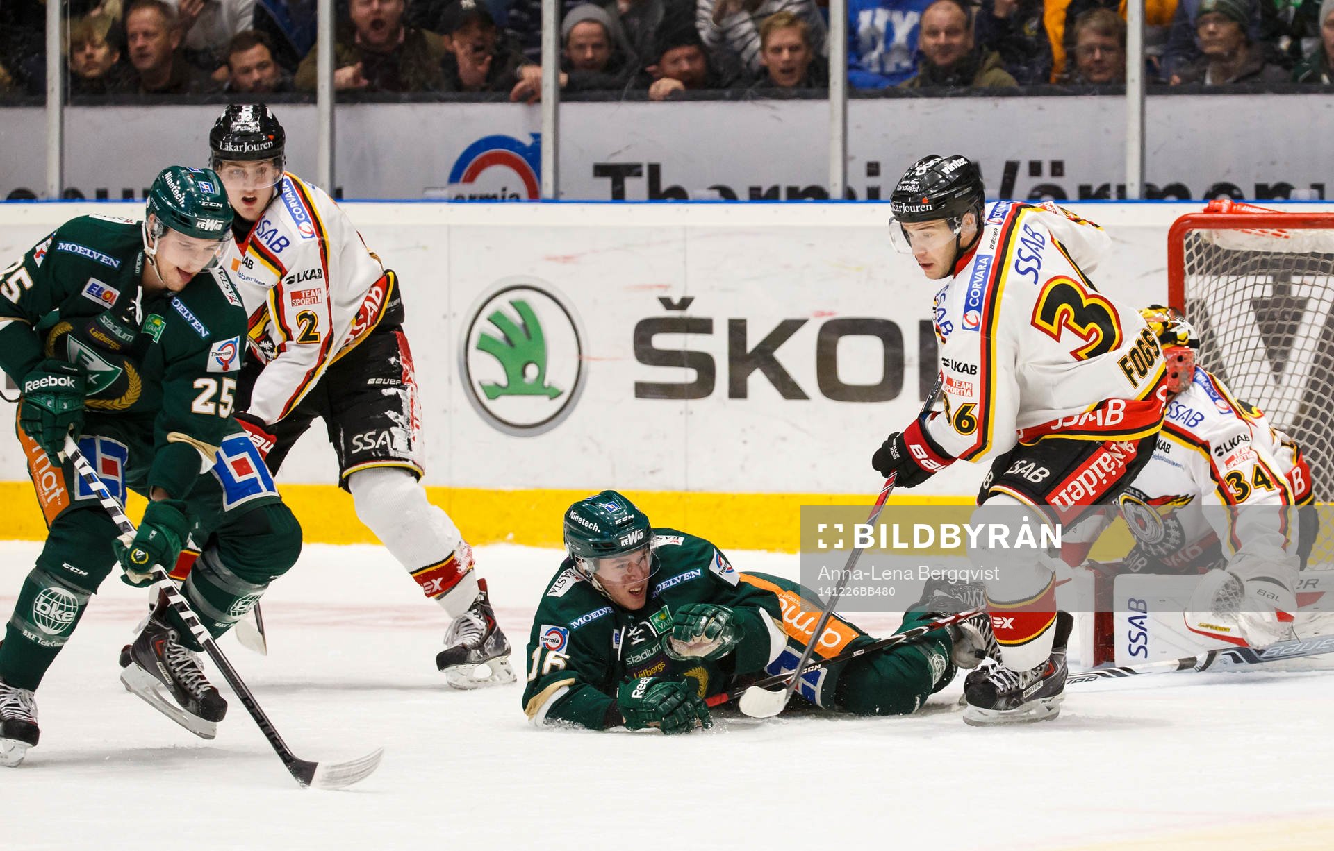 Färjestads Anton Hedman spelar puck medan Joakim Nygård