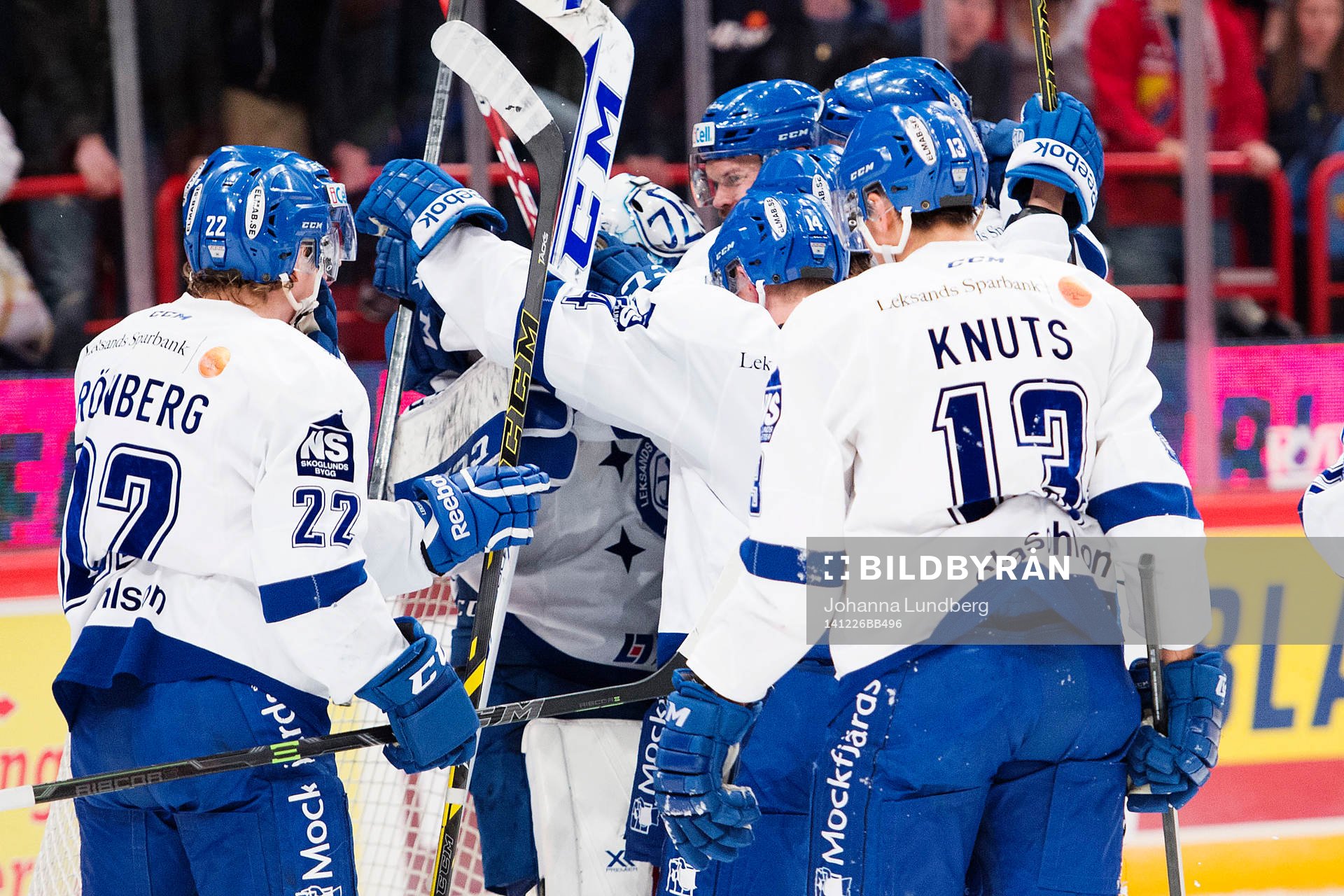 Leksands spelare jublar runt målvakt Oscar Alsenfelt