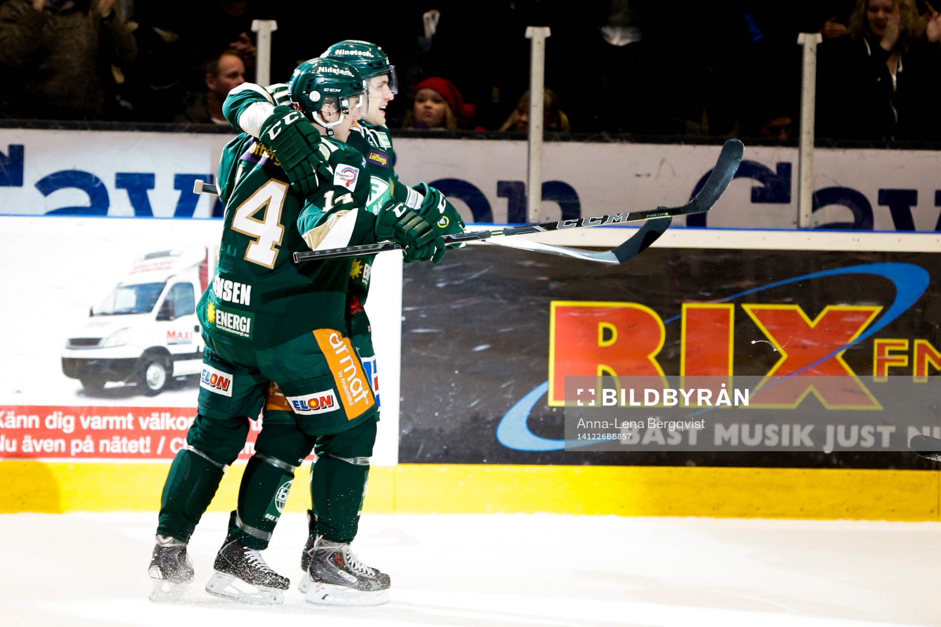 Färjestads Shawn Lalonde och Jesper Jensen jublar