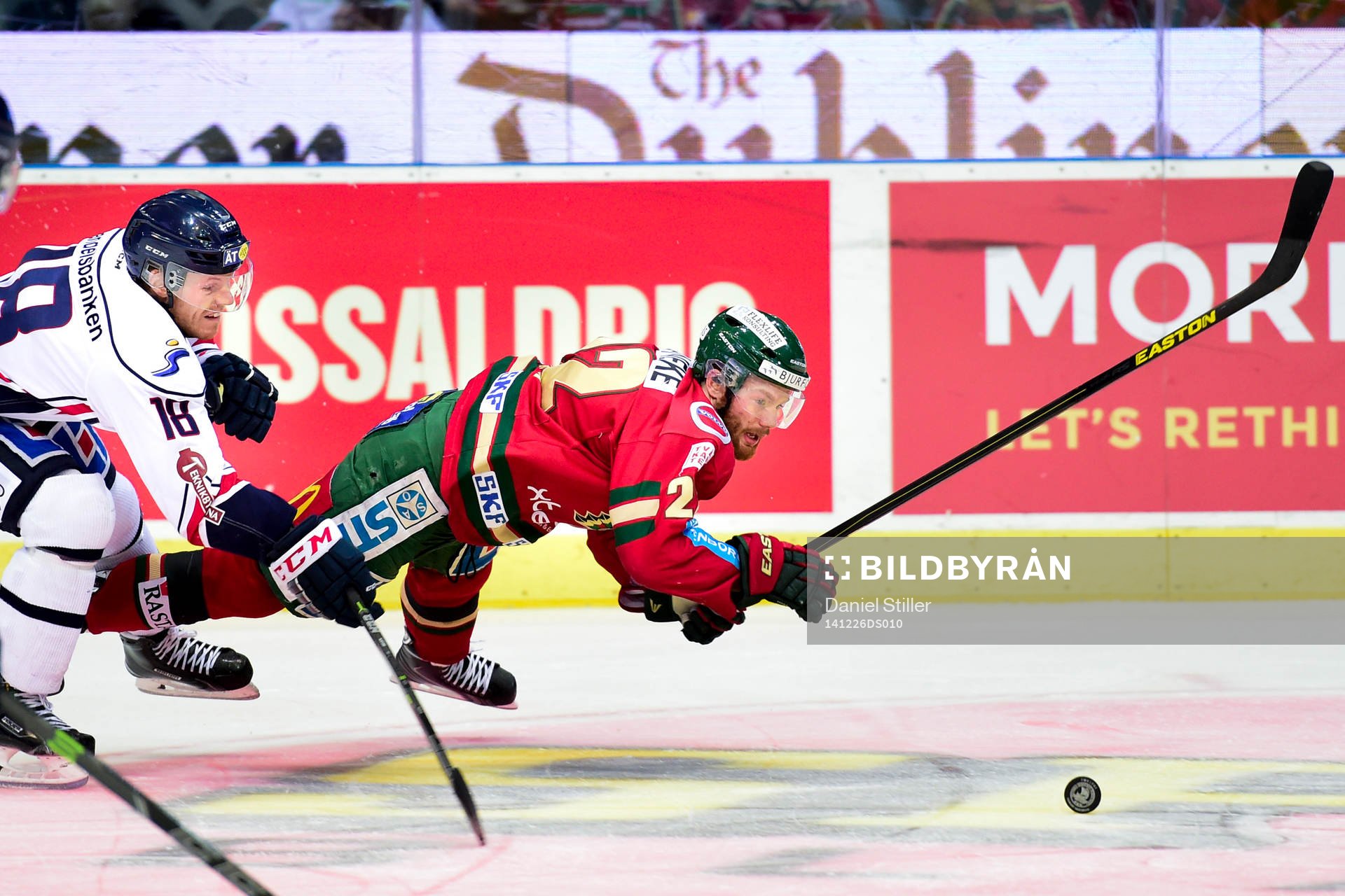 Frölundas Robin Figren kastar sig