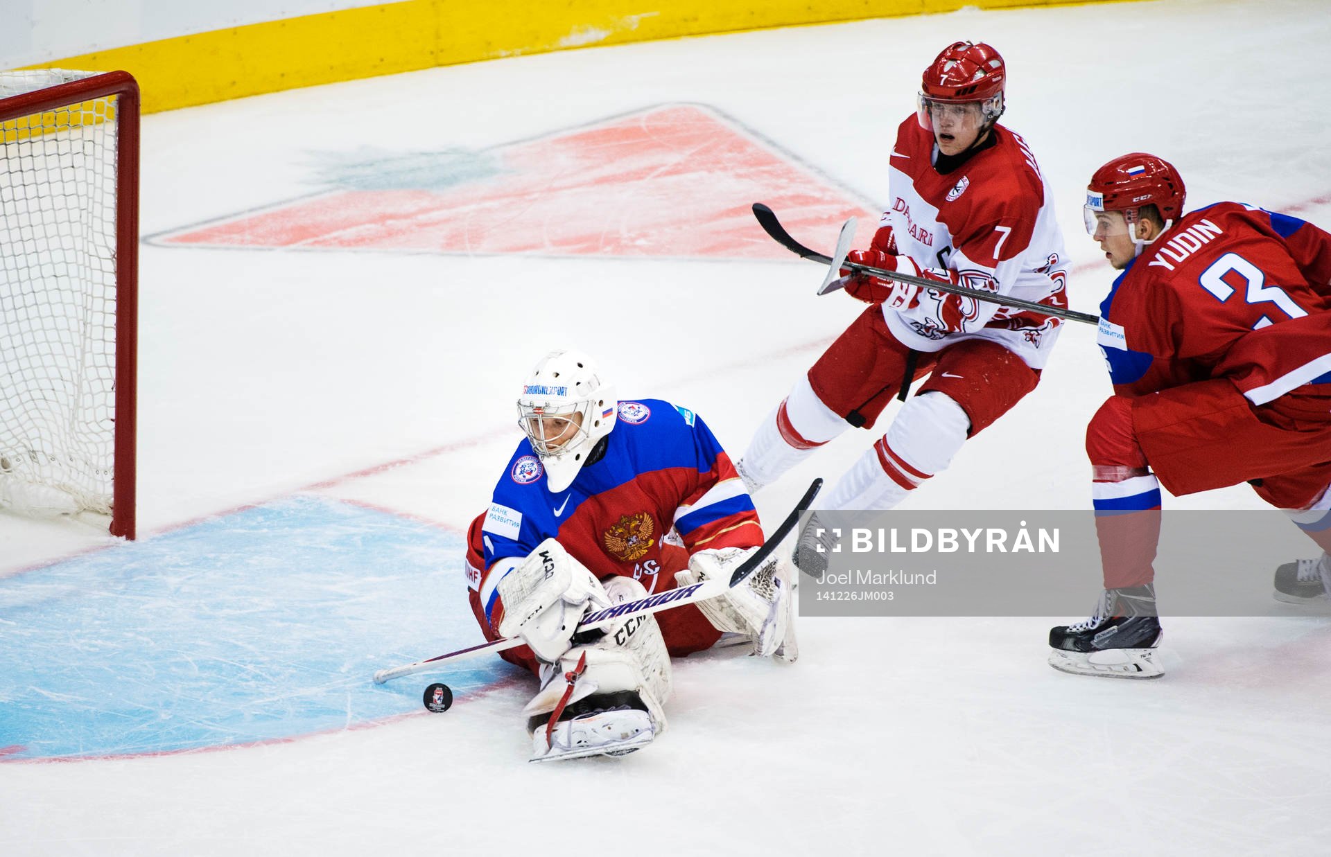 Danmarks Mikkel Aagaard oroar framför Rysslands målvakt