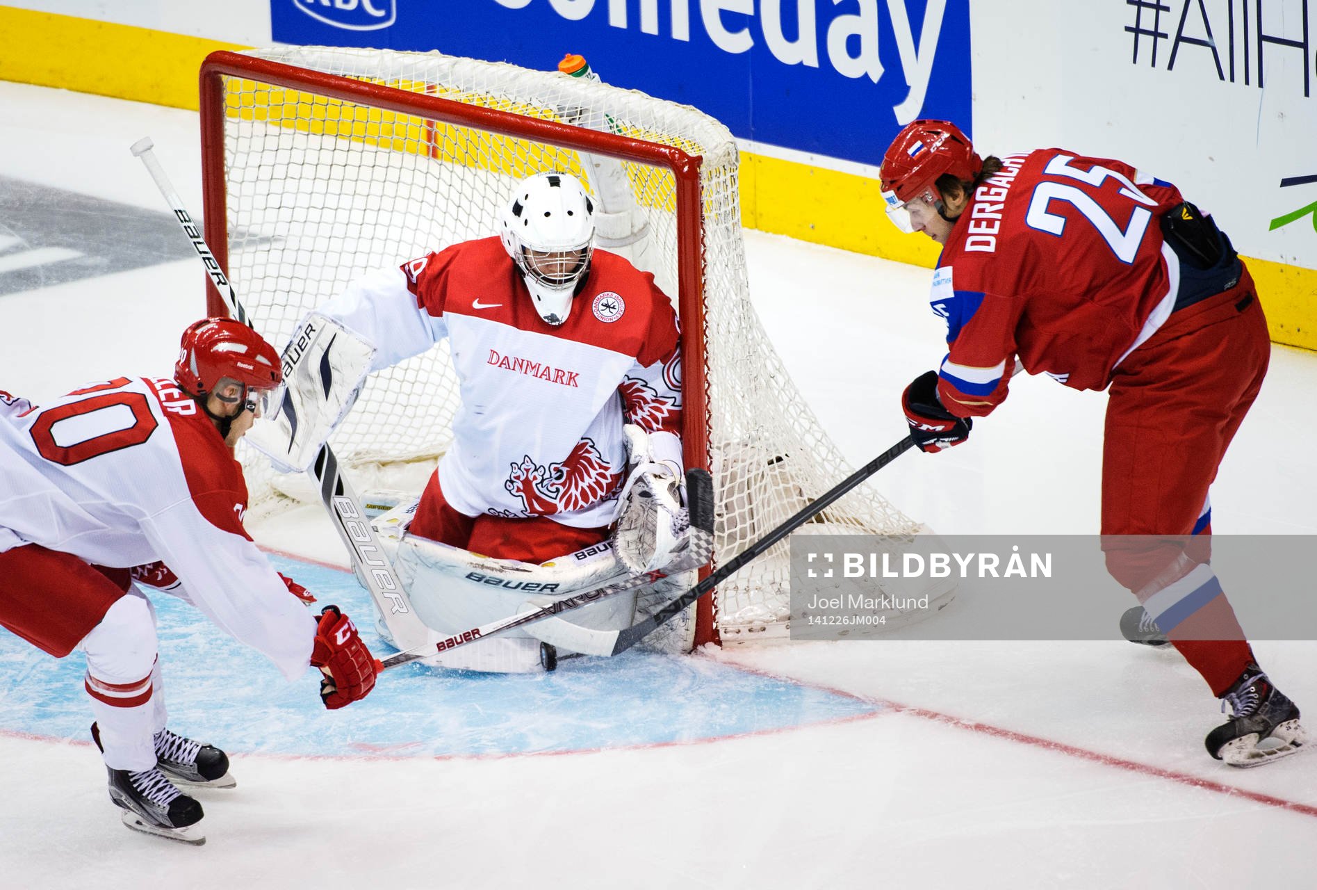 Danmarks målvakt Georg Sörensen räddar ett skott från