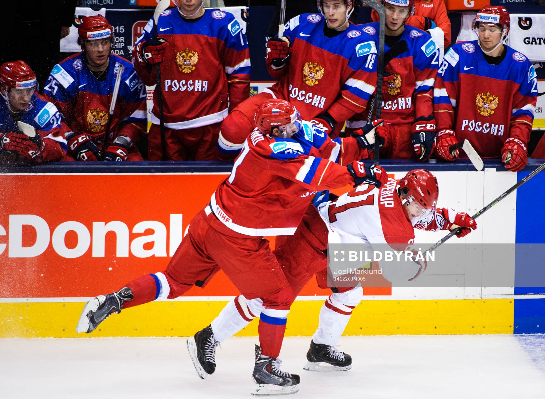 Rysslands Vyacheslav Leshenko tacklar Danmarks Mathias