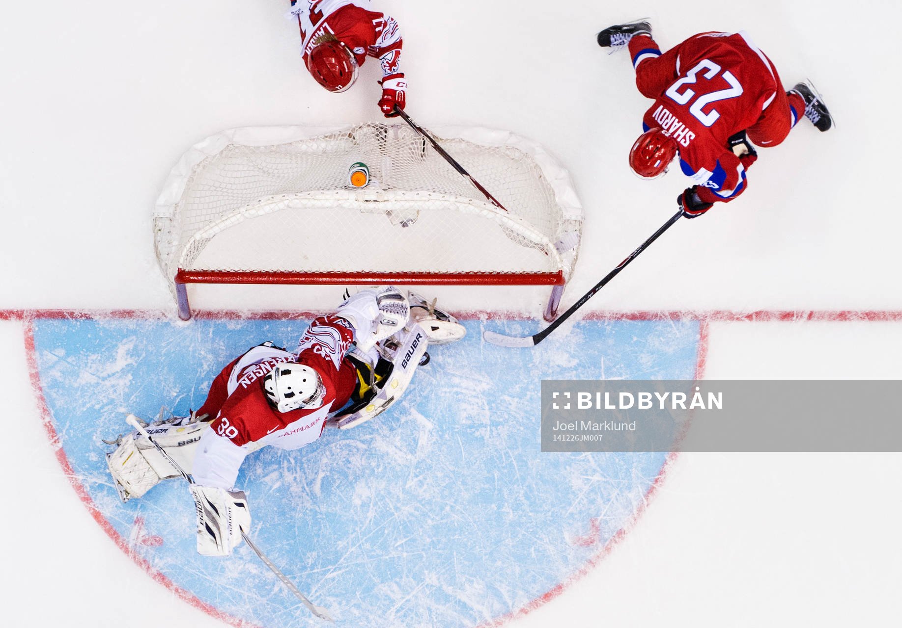 Danmarks målvakt Georg Sörensen räddar ett skott från