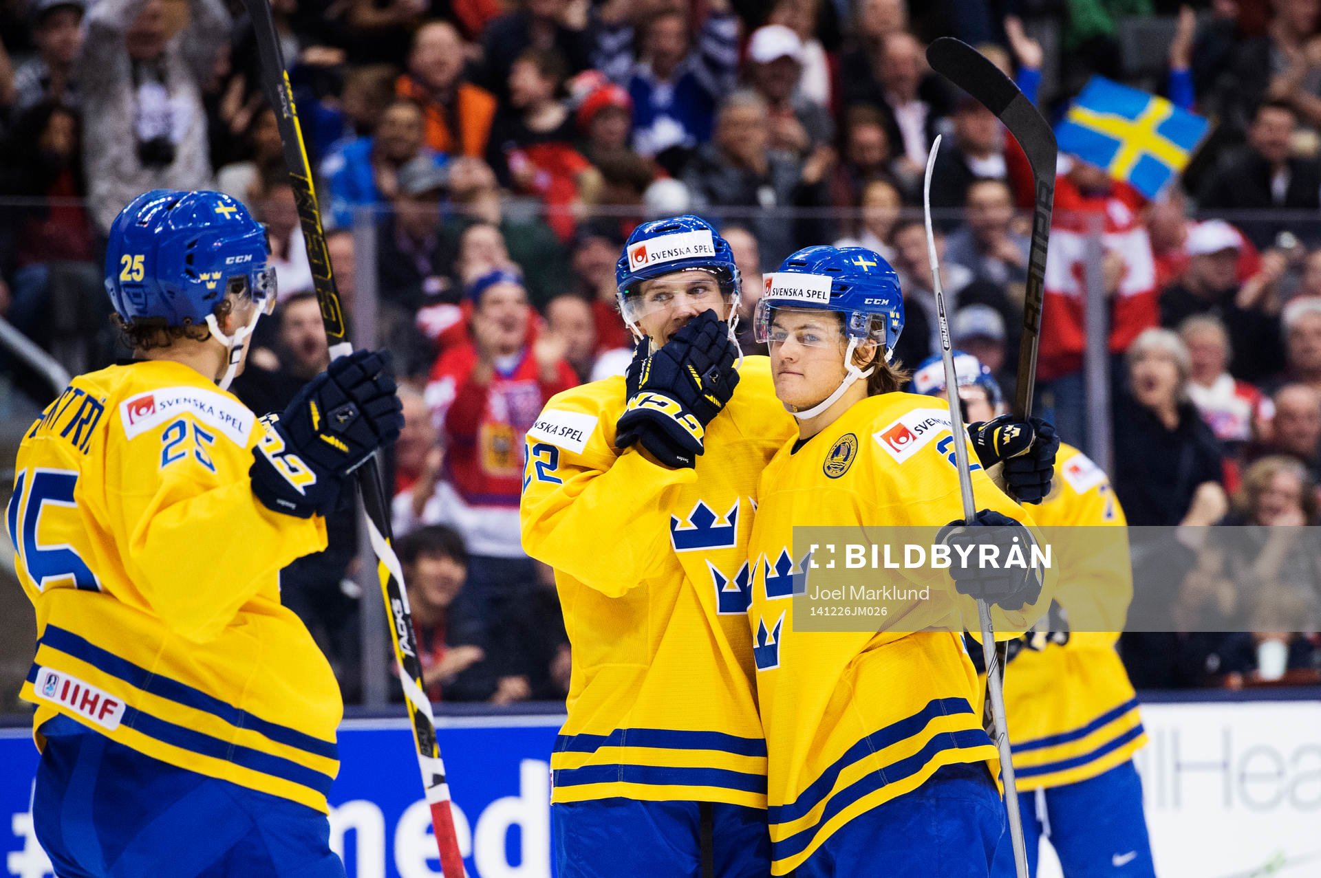 Sveriges William Nylander (t h) jublar
