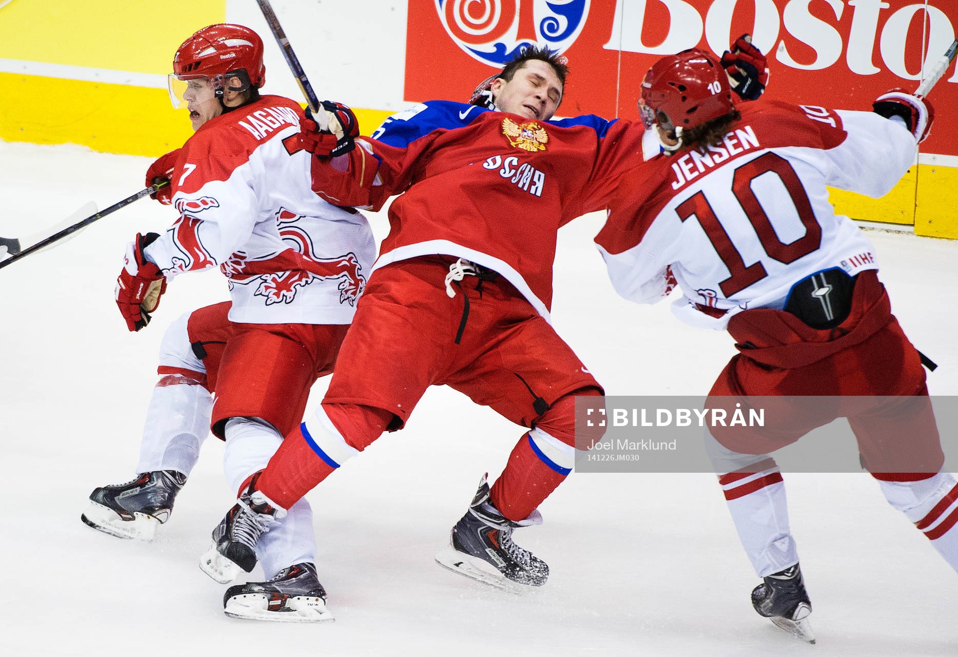 Danmarks Mikkel Aagaard och Kristian Jensen tacklar