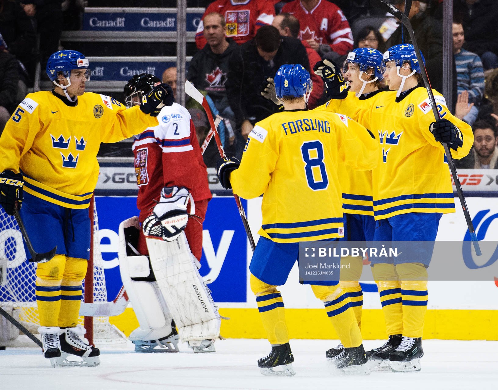 Sveriges Adrian Kempe (t h) jublar