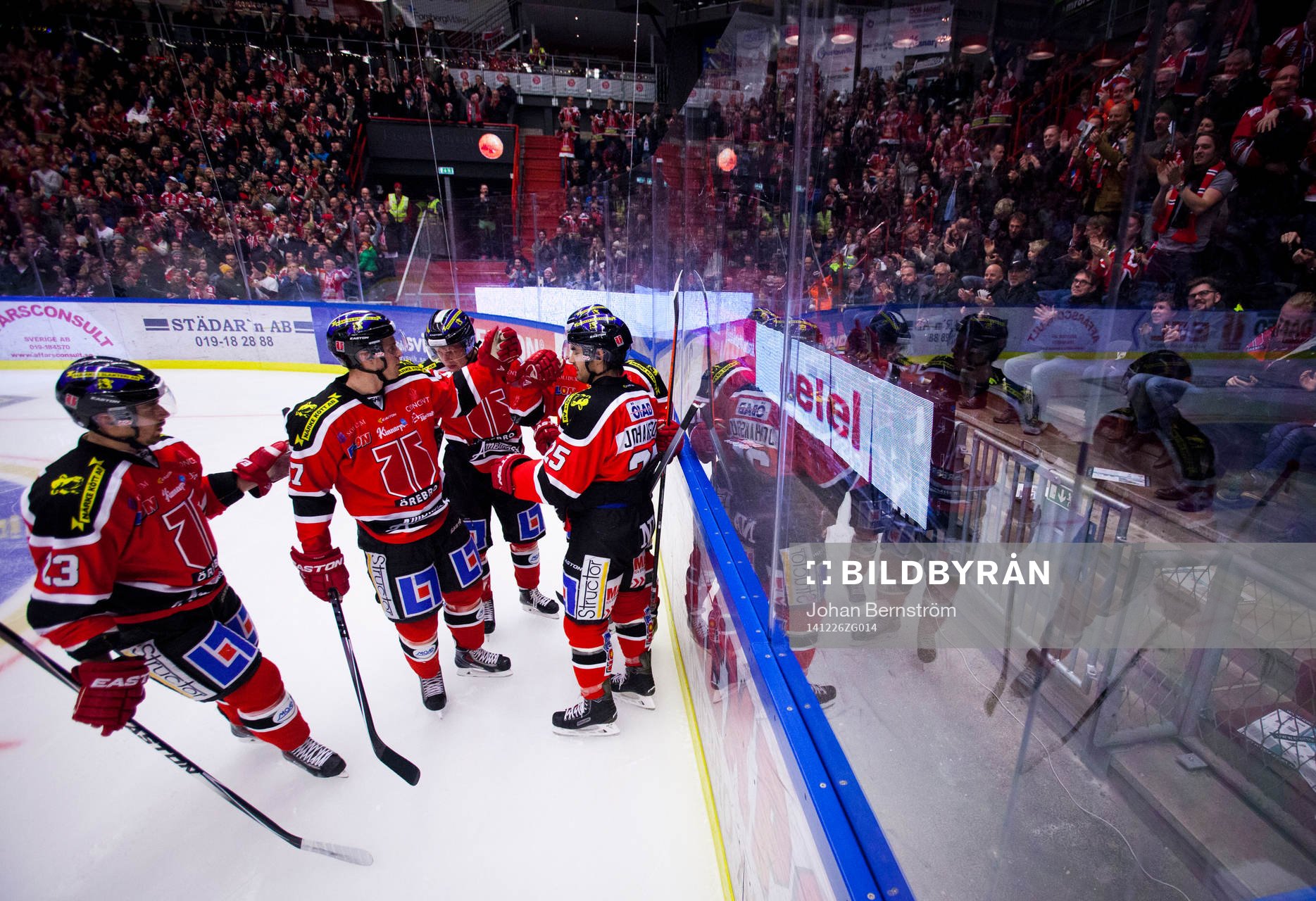 Örebros Derek Ryan gör 1-0 och jublar med Martin