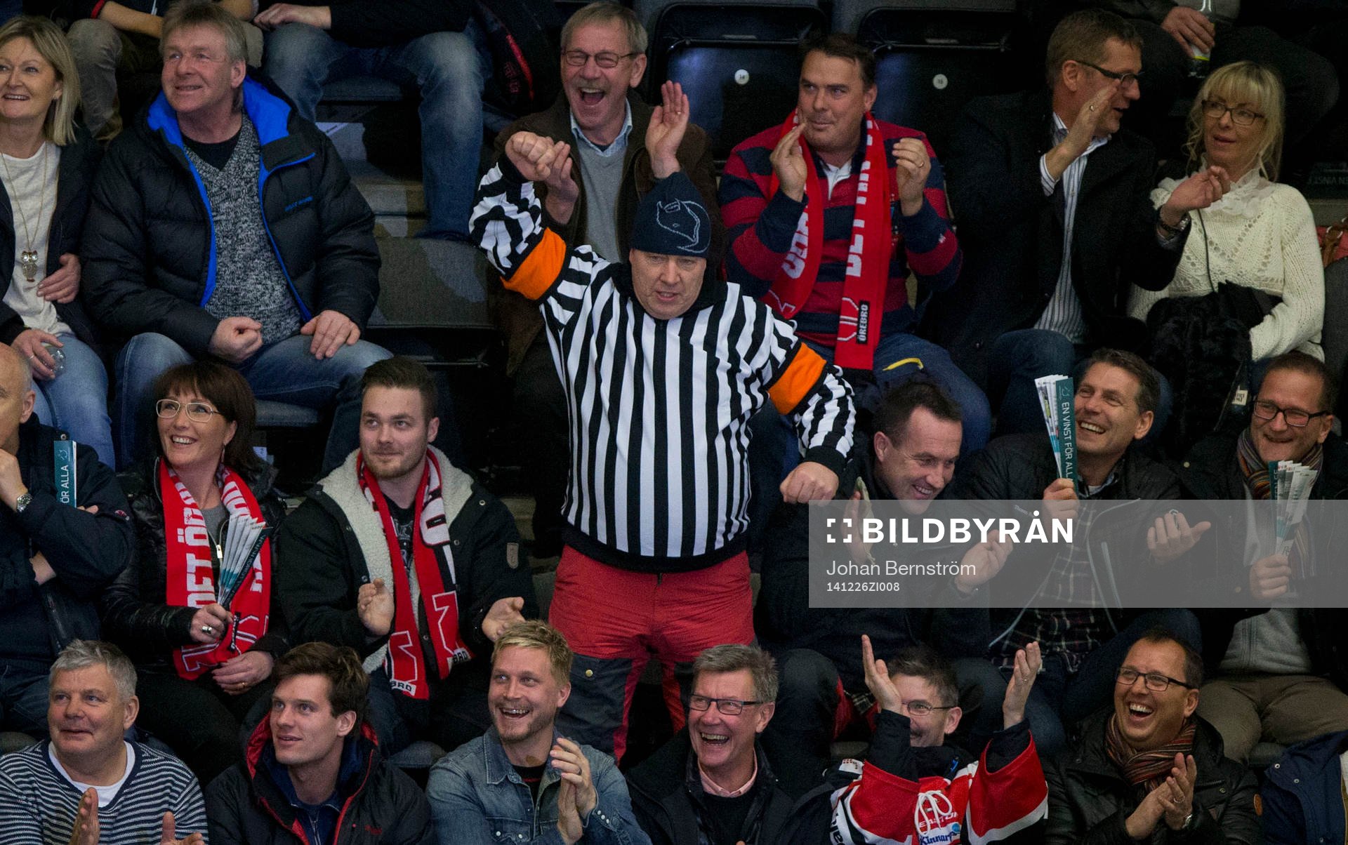 En av huvuddomarna fick en puck på axeln