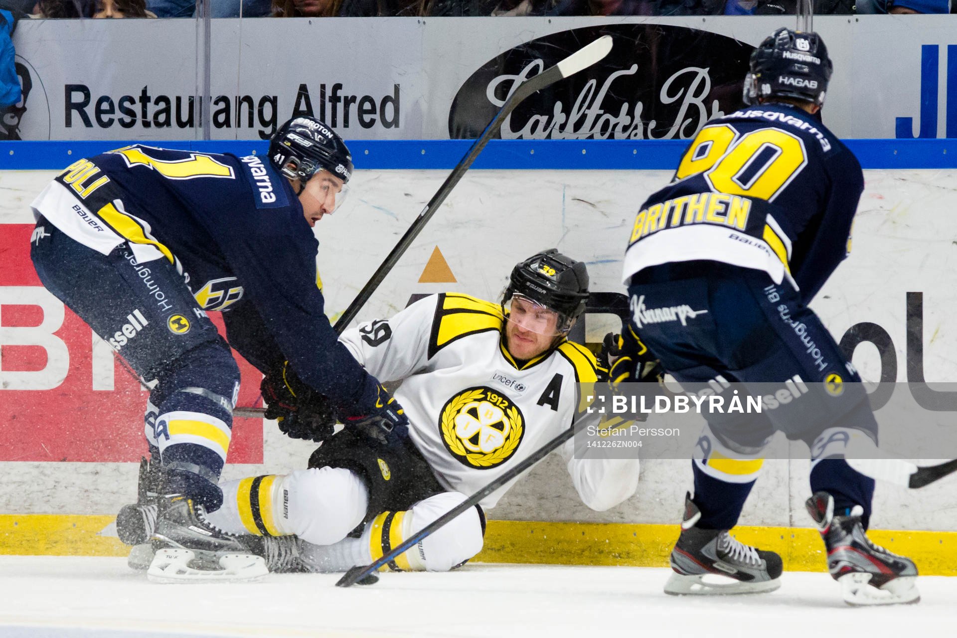 s Chris Campoli och Ted Brithén (h) trycker ner Brynäs