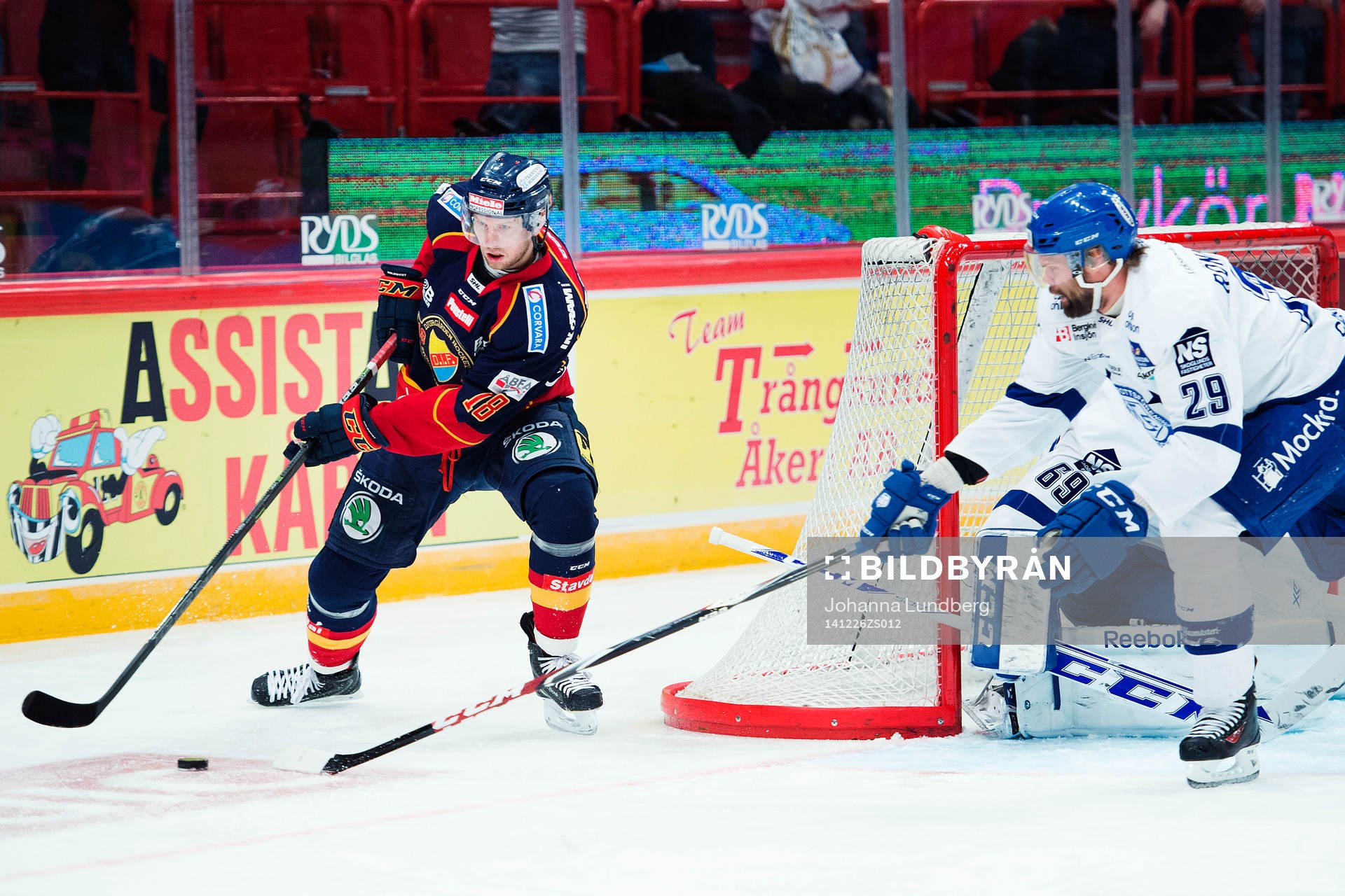 Djurgårdens Michael Holmqvist och Leksands Joonas Rönnberg