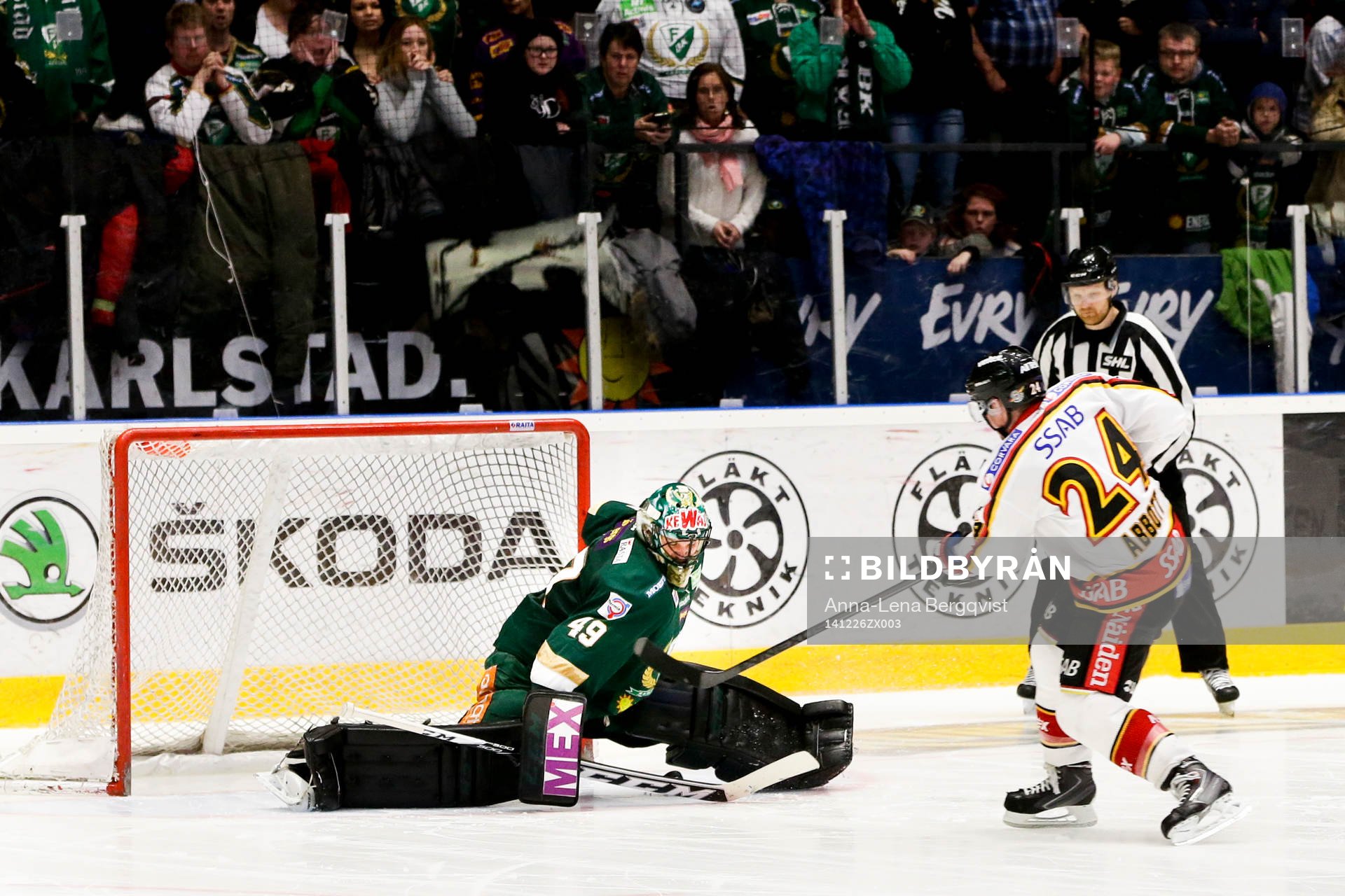 Luleås Cam Abbott sätter pucken mellan benen på