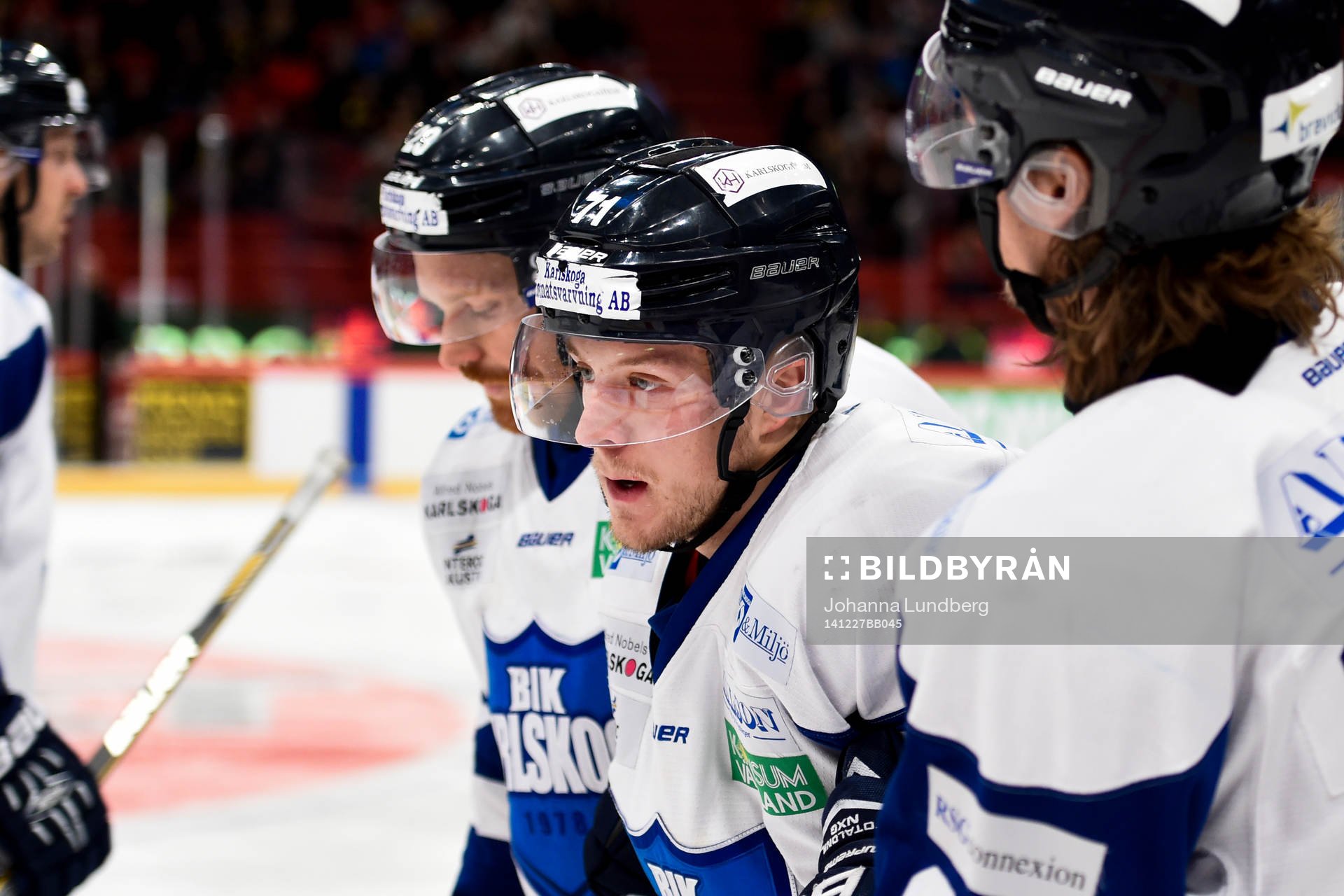 Karlskogas Carl Berglund träffas illa av en tackling och