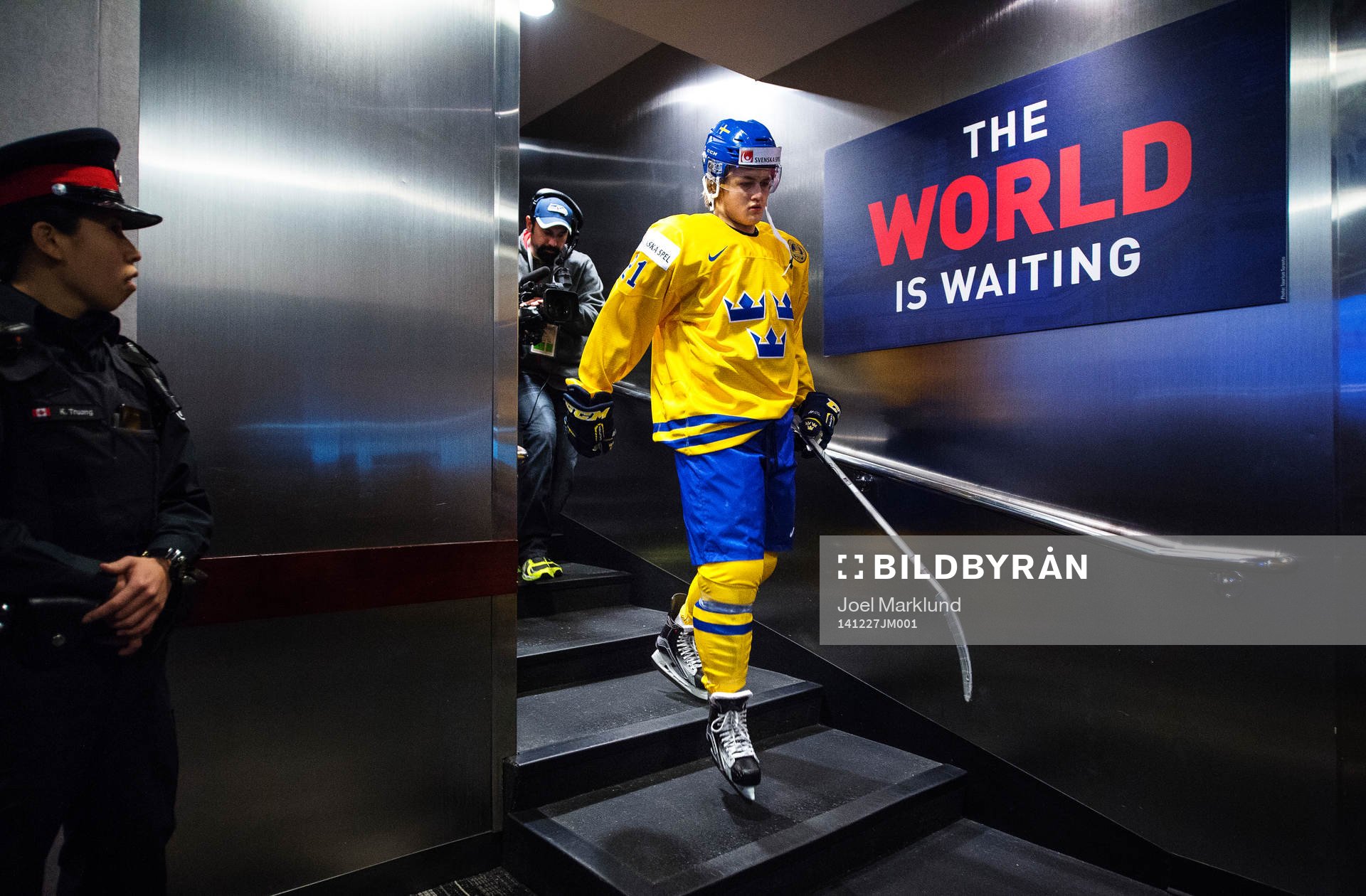 Sveriges William Nylander på väg ut till isen